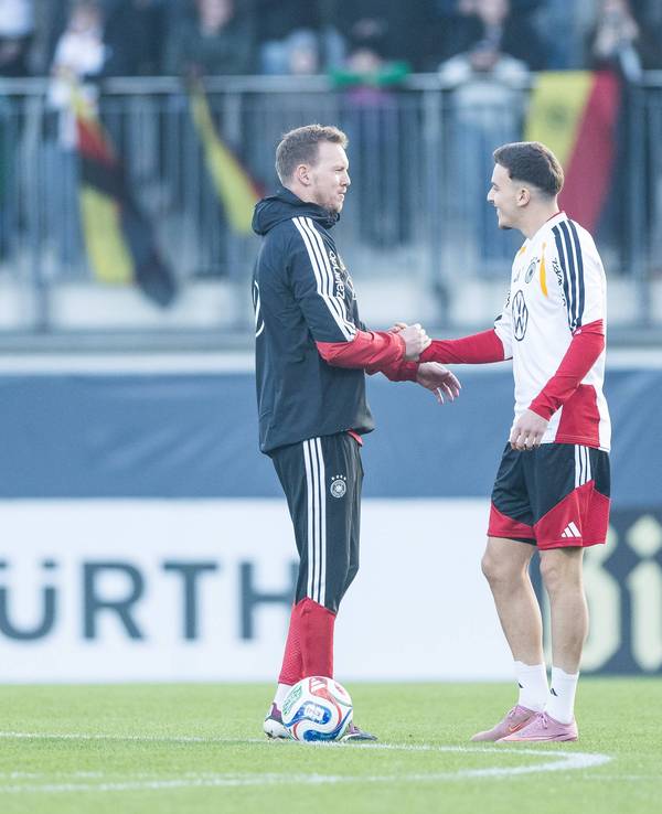 Julian Nagelsmann begrüßt Said El Mala beim DFB auf dem Trainingsplatz.