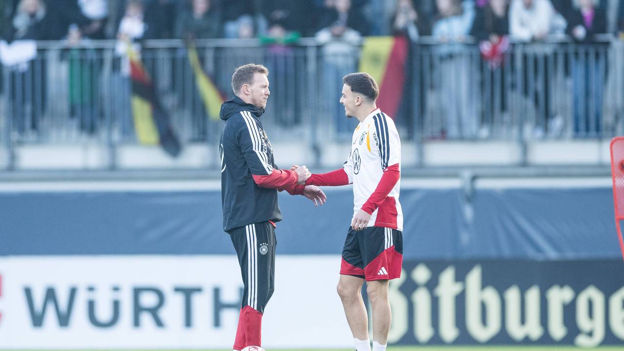 Julian Nagelsmann begrüßt Said El Mala beim DFB auf dem Trainingsplatz.