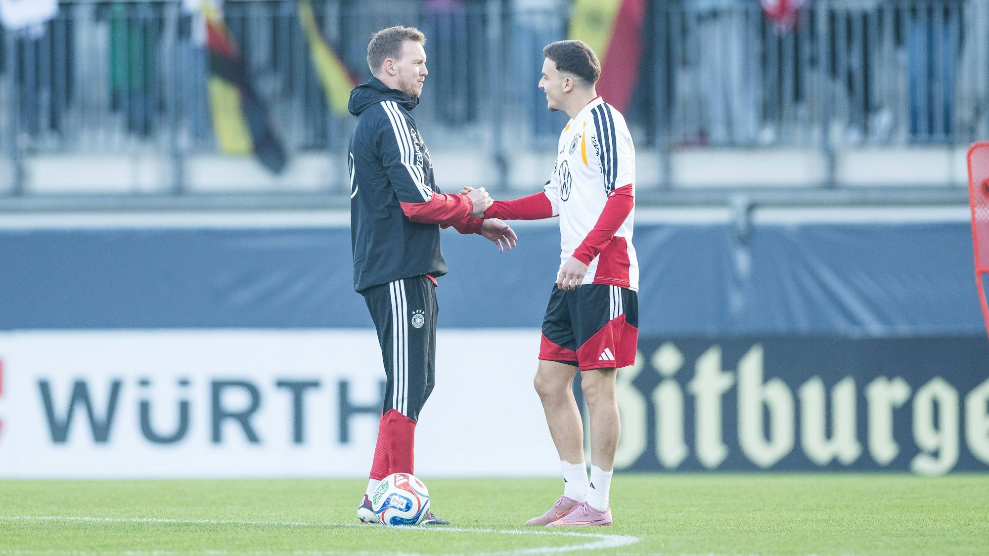 Julian Nagelsmann begrüßt Said El Mala beim DFB auf dem Trainingsplatz.