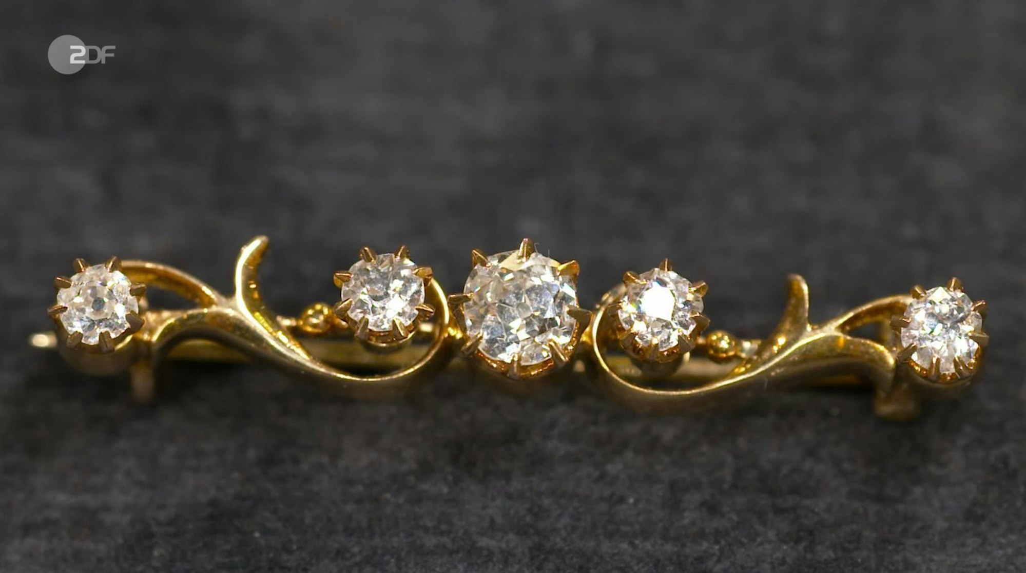Eine Brosche aus 585er Gold mit Diamanten im Altschliff (1,2 Karat) um 1900 beschrieb Patrick Lessmann „als dezenten Schmuck, der sicher gut verkäuflich ist“. (Bild: ZDF)