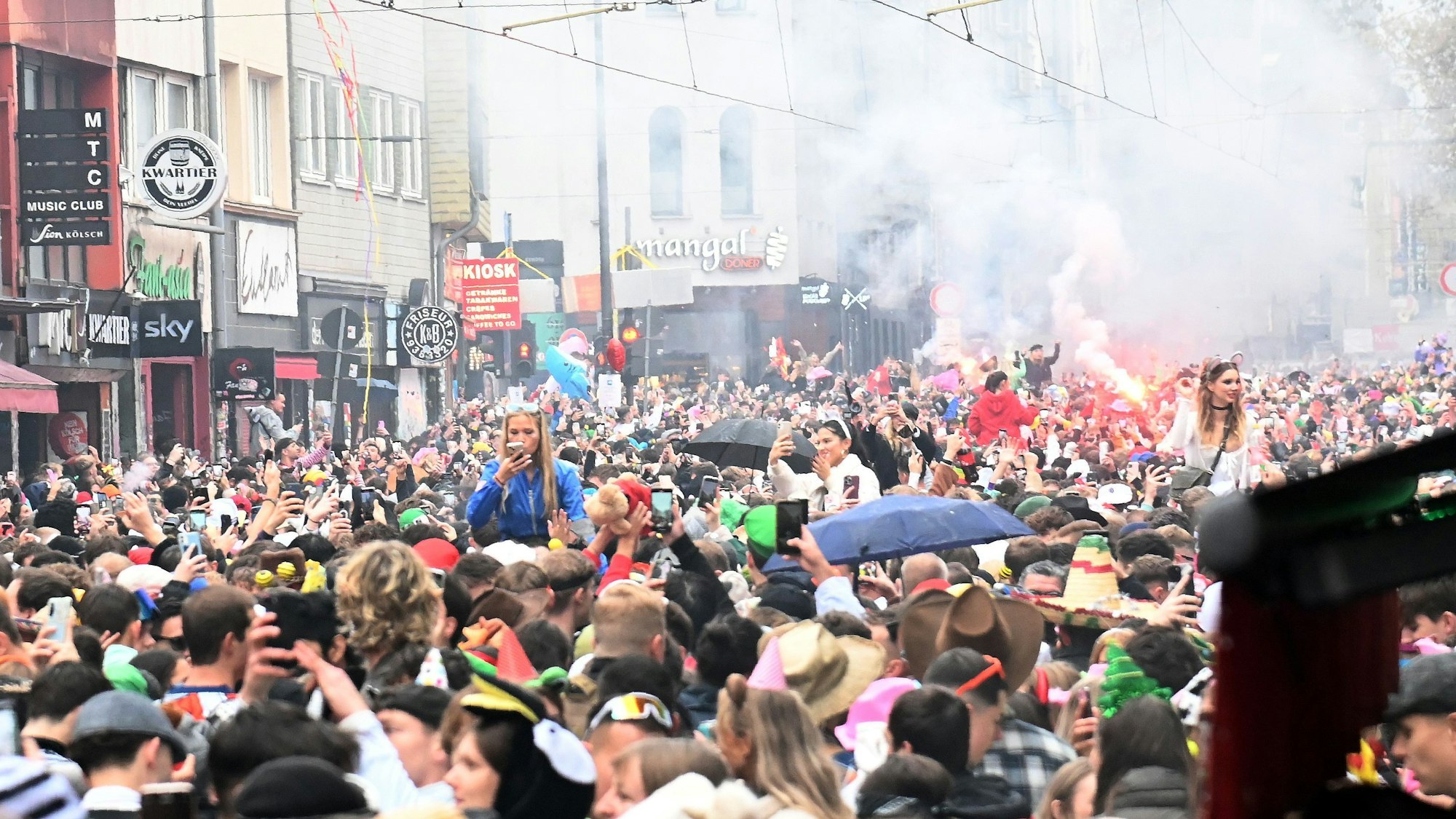 Jecke feiern am 11.11. auf der Zülpicher Straße in Köln.