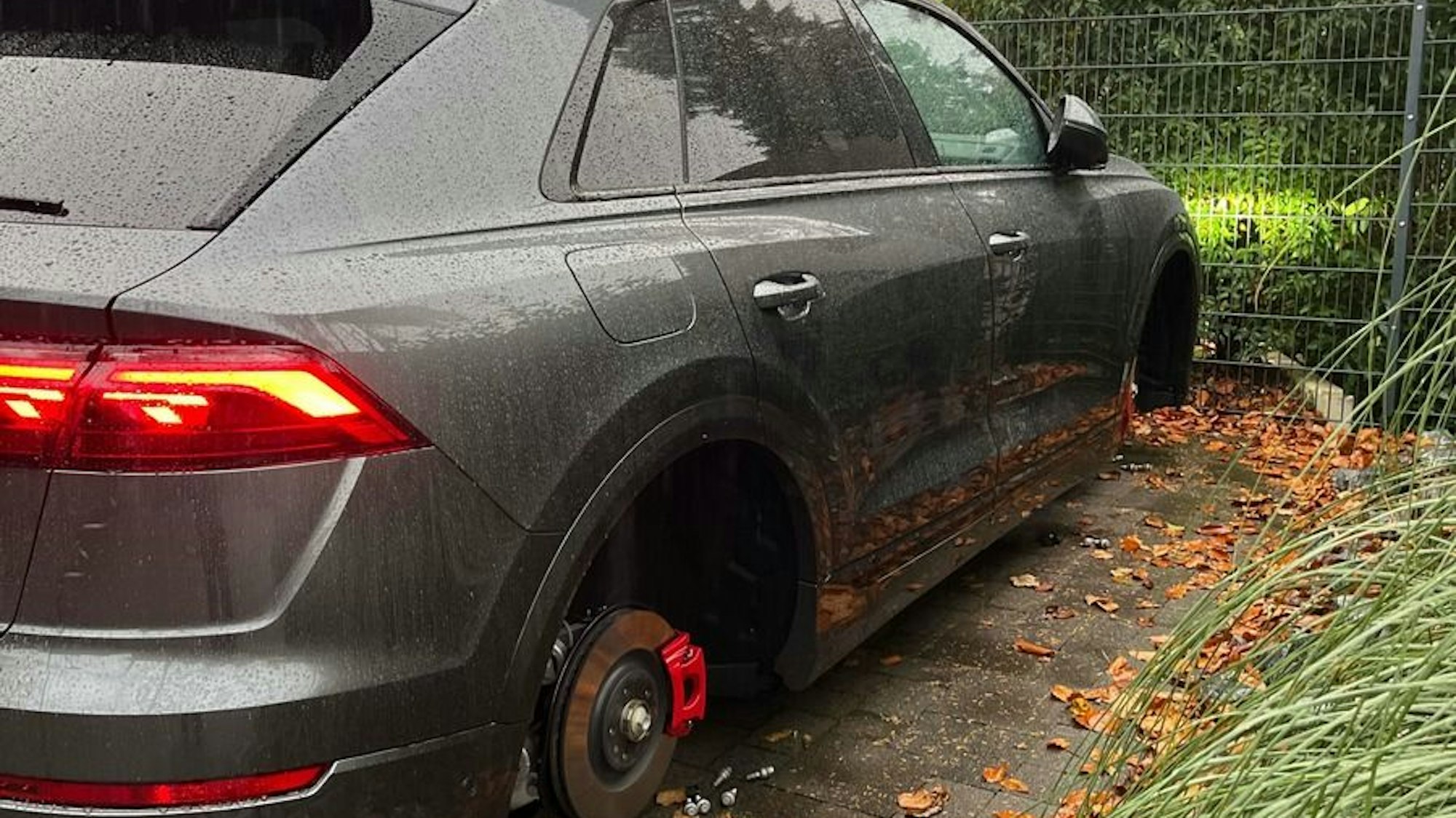 Diebe stehlen vier Räder von einem Audi.