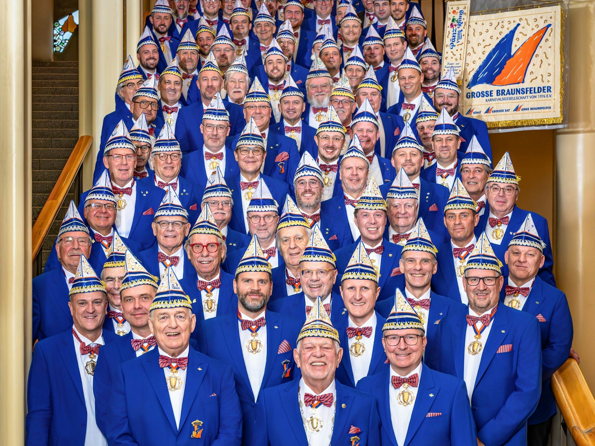 Gruppenfoto der Grosse Braunsfelder Karnevalsgesellschaft im Gürzenich.