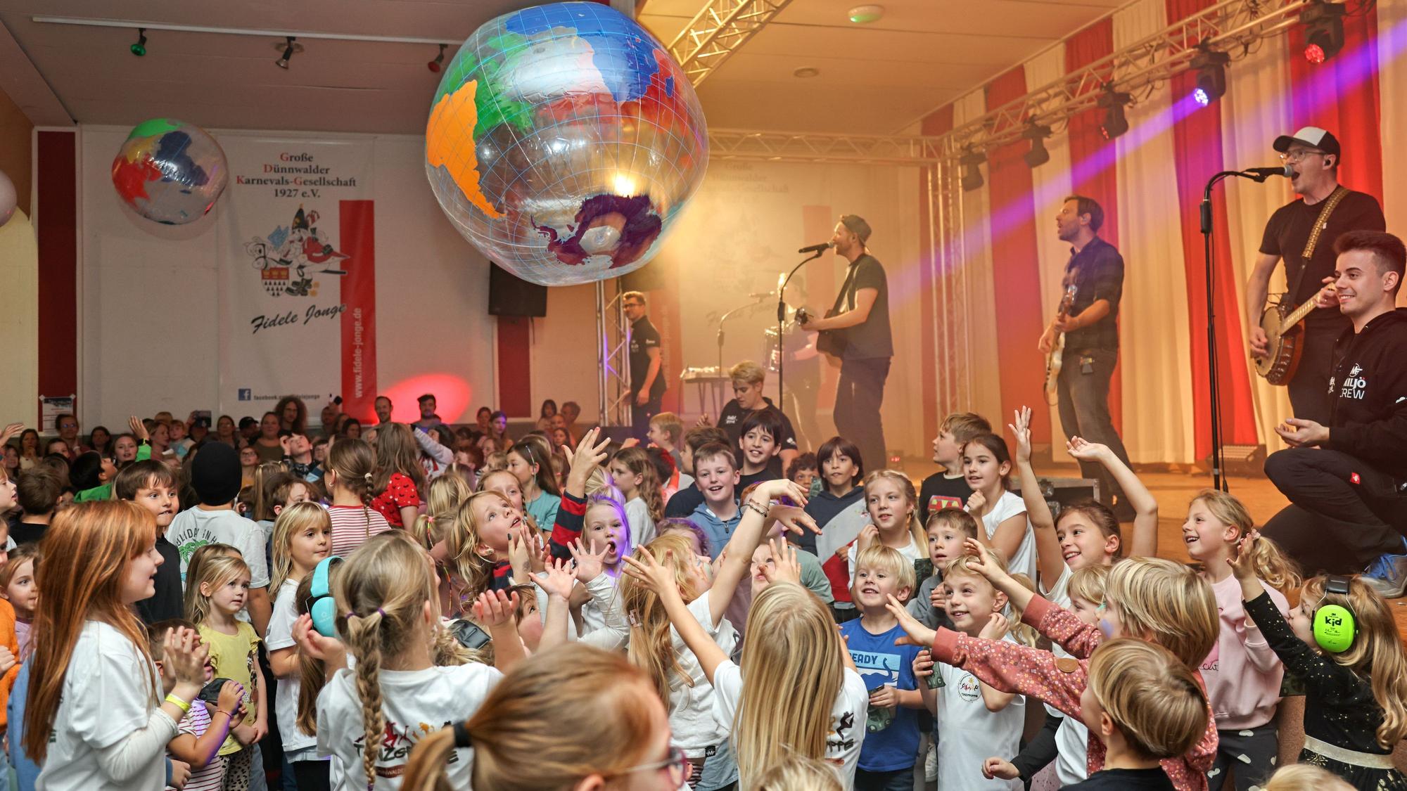 Kinder haben viel Spaß beim Konzert mit Miljö.