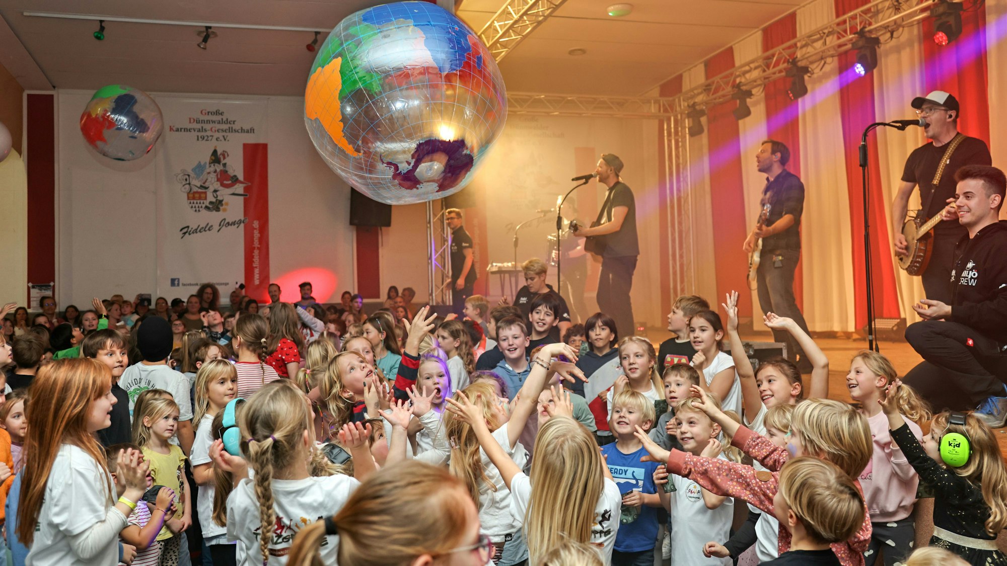 Kinder haben viel Spaß beim Konzert mit Miljö.