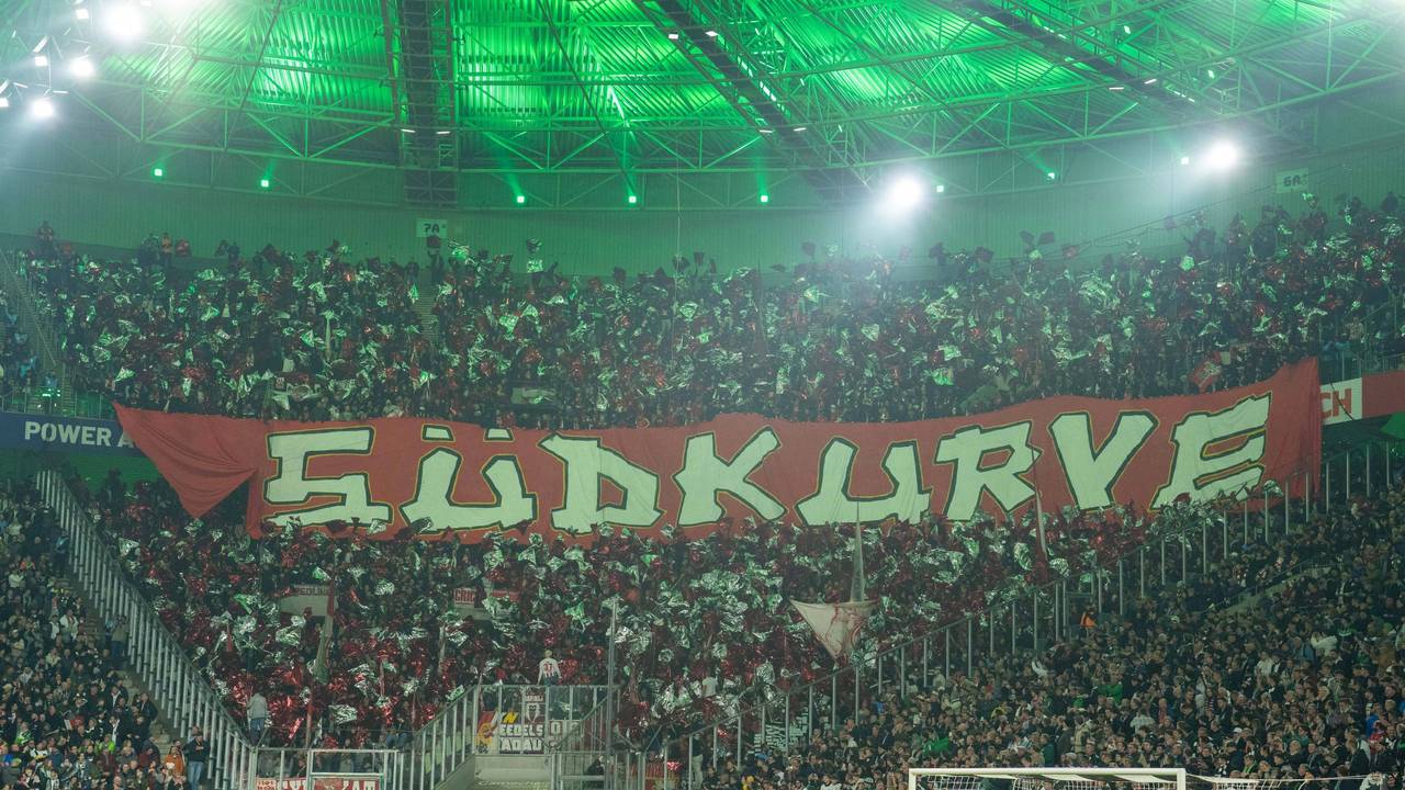 Fans des 1. FC Köln beim Auswärtsspiel in Mönchengladbach.