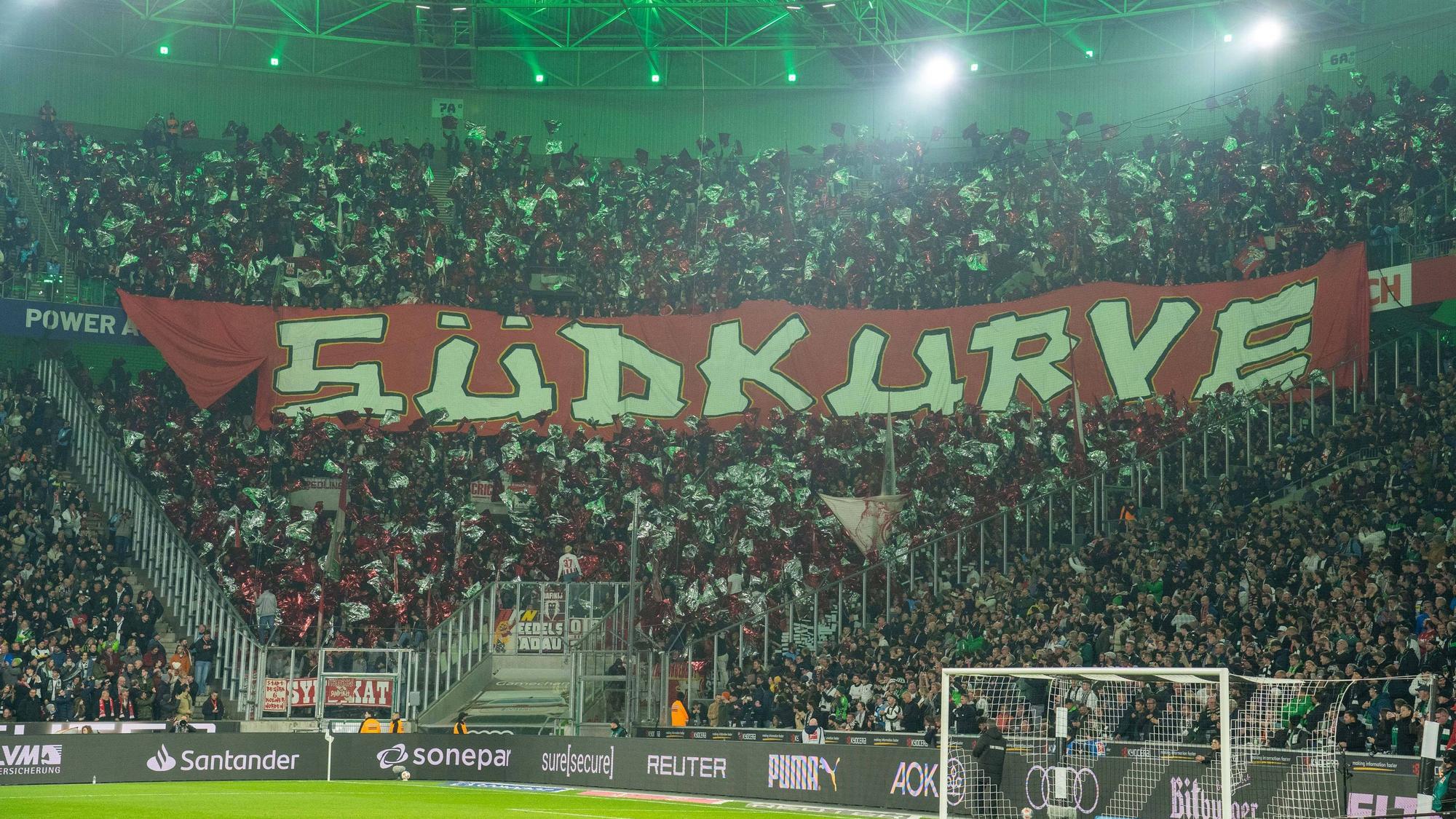 Fans des 1. FC Köln beim Auswärtsspiel in Mönchengladbach.