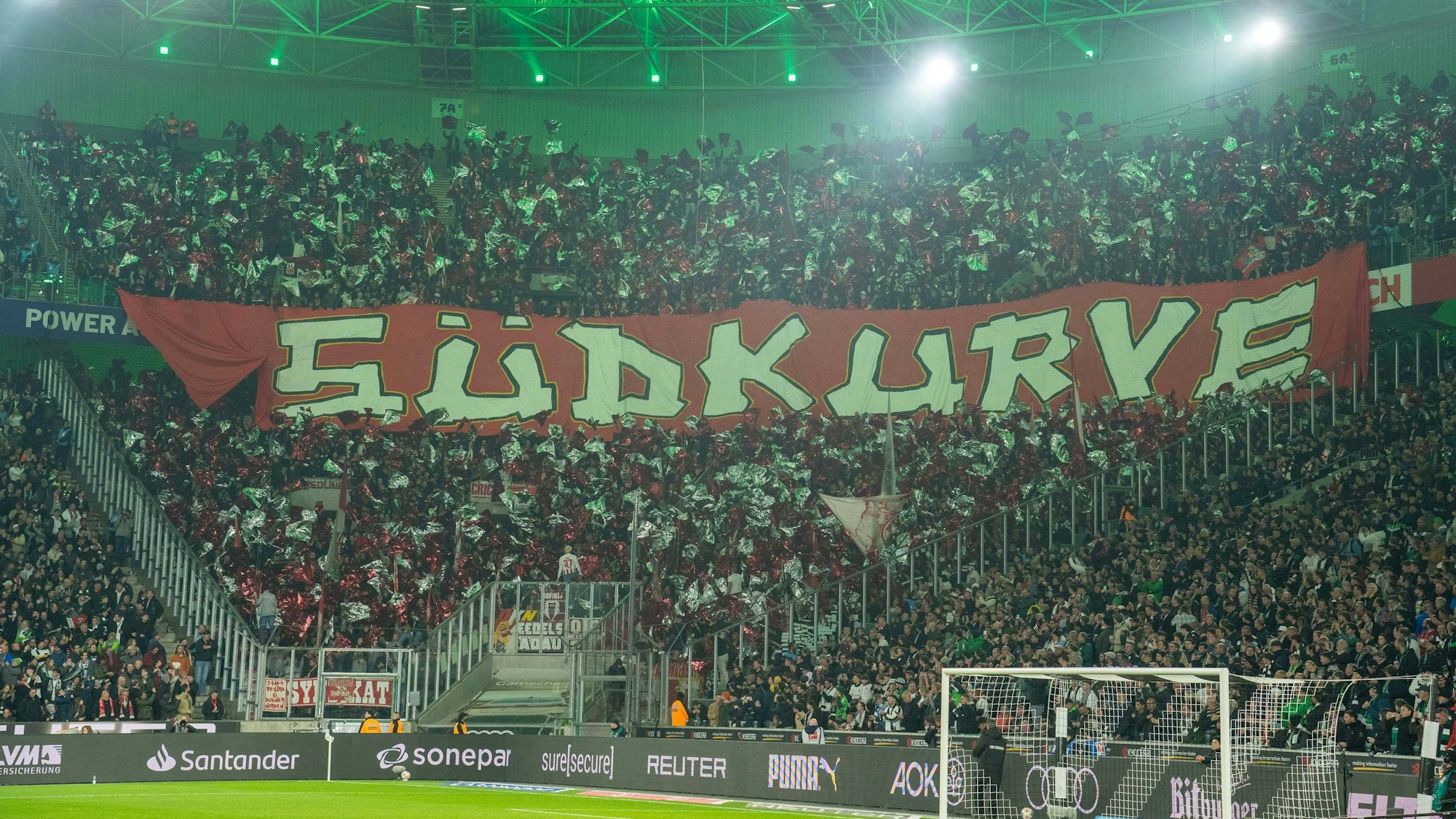 Fans des 1. FC Köln beim Auswärtsspiel in Mönchengladbach.