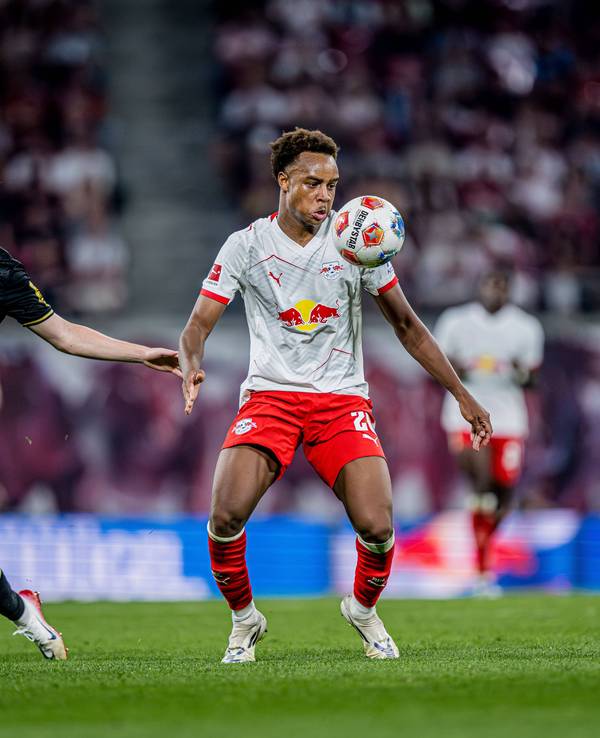 Assan Ouédraogo blickt auf den Ball vor sich in der Luft. Neben ihm steht Isak Johannesson.