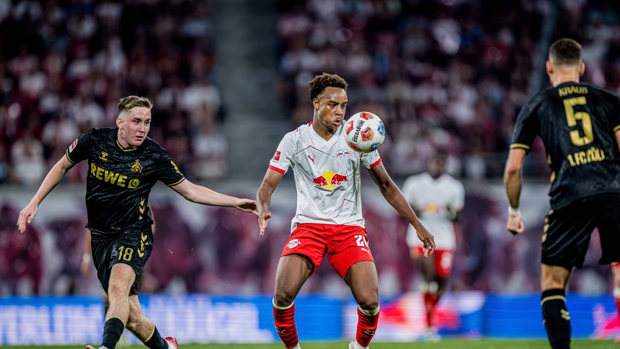 Assan Ouédraogo blickt auf den Ball vor sich in der Luft. Neben ihm steht Isak Johannesson.