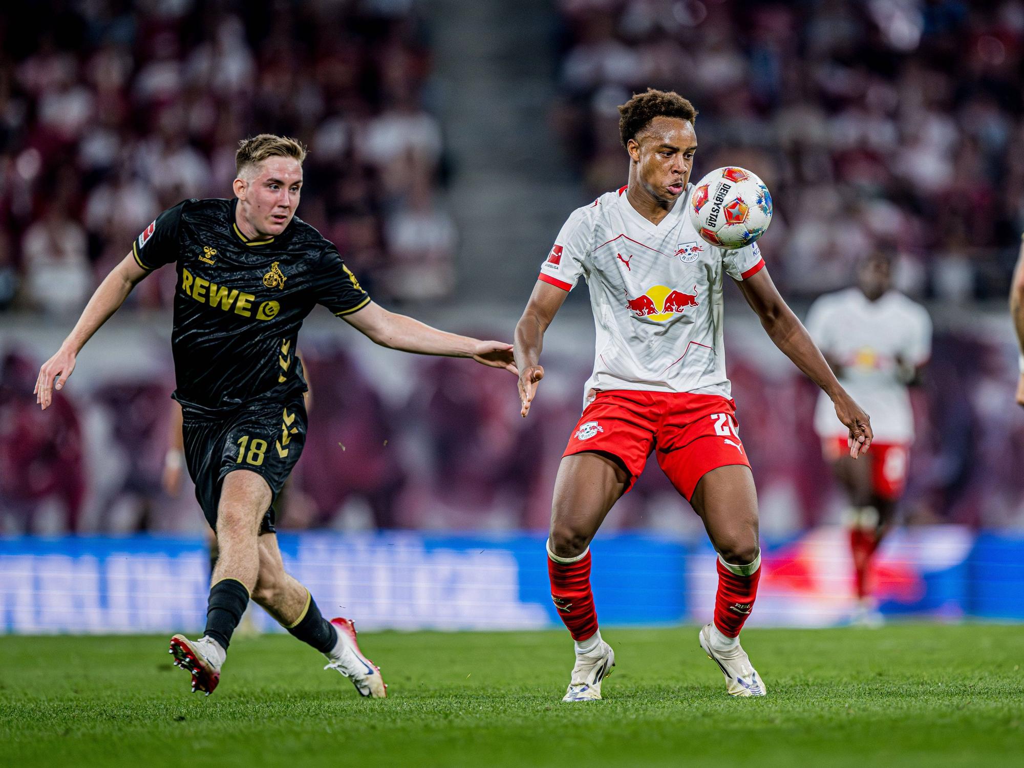 Assan Ouédraogo blickt auf den Ball vor sich in der Luft. Neben ihm steht Isak Johannesson.