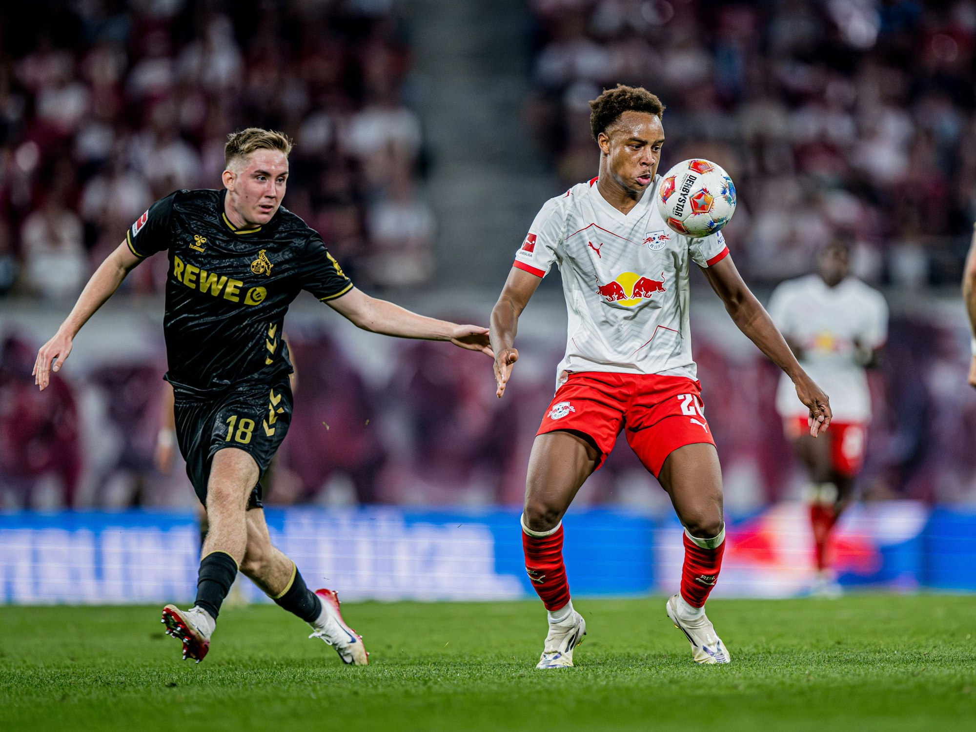 Assan Ouédraogo blickt auf den Ball vor sich in der Luft. Neben ihm steht Isak Johannesson.