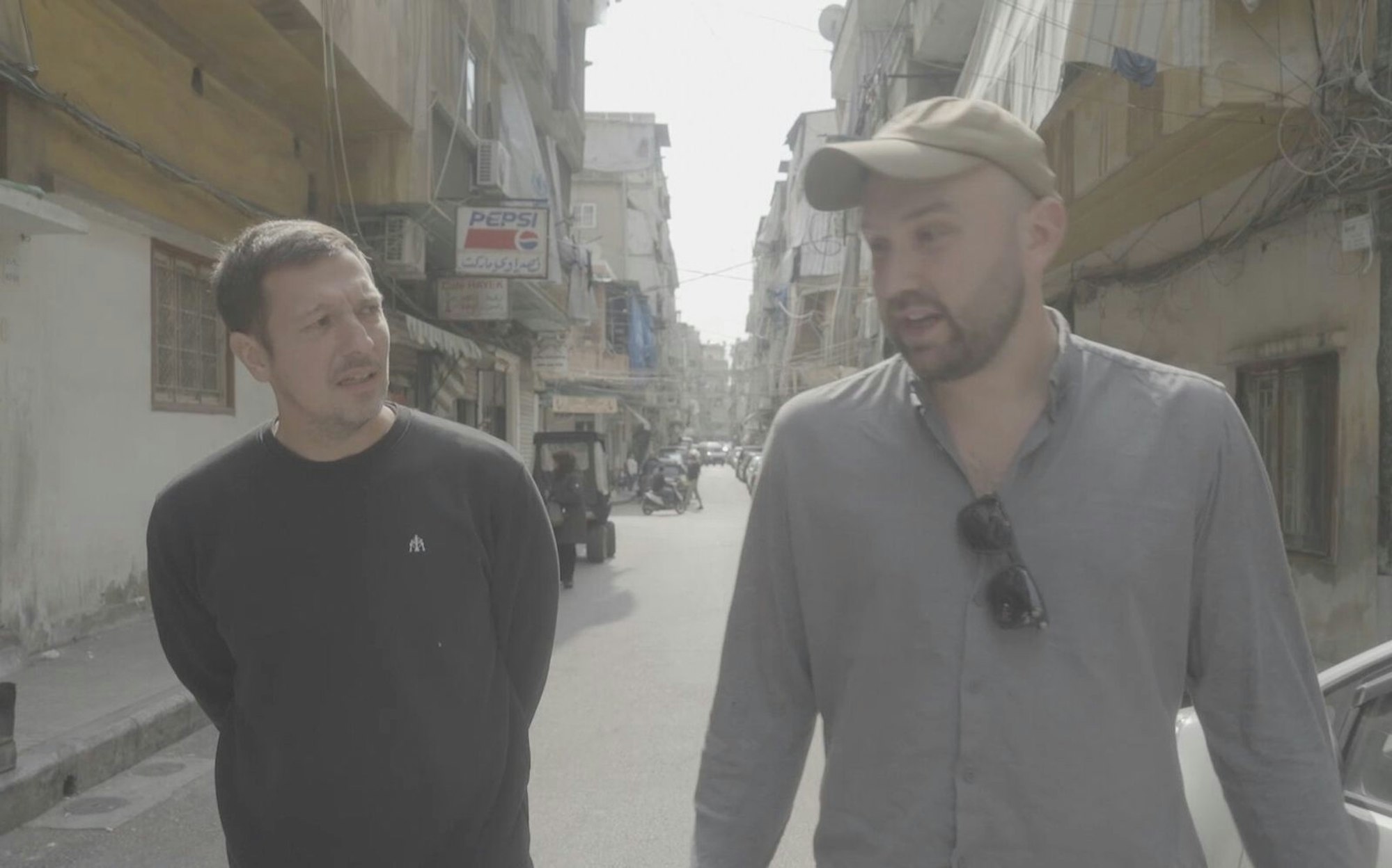 Auf Spurensuche in Damaskus: Reporter Thilo Mischke (links) begleitet Martin Lautwein, der 2018 über Wochen in einem syrischen Gefängnis gefoltert wurde. (Bild: Joyn)