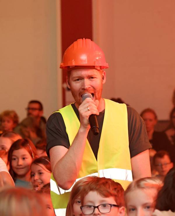 Miljö-Sänger Nils Schreiber im Bauarbeiter-Outfit.