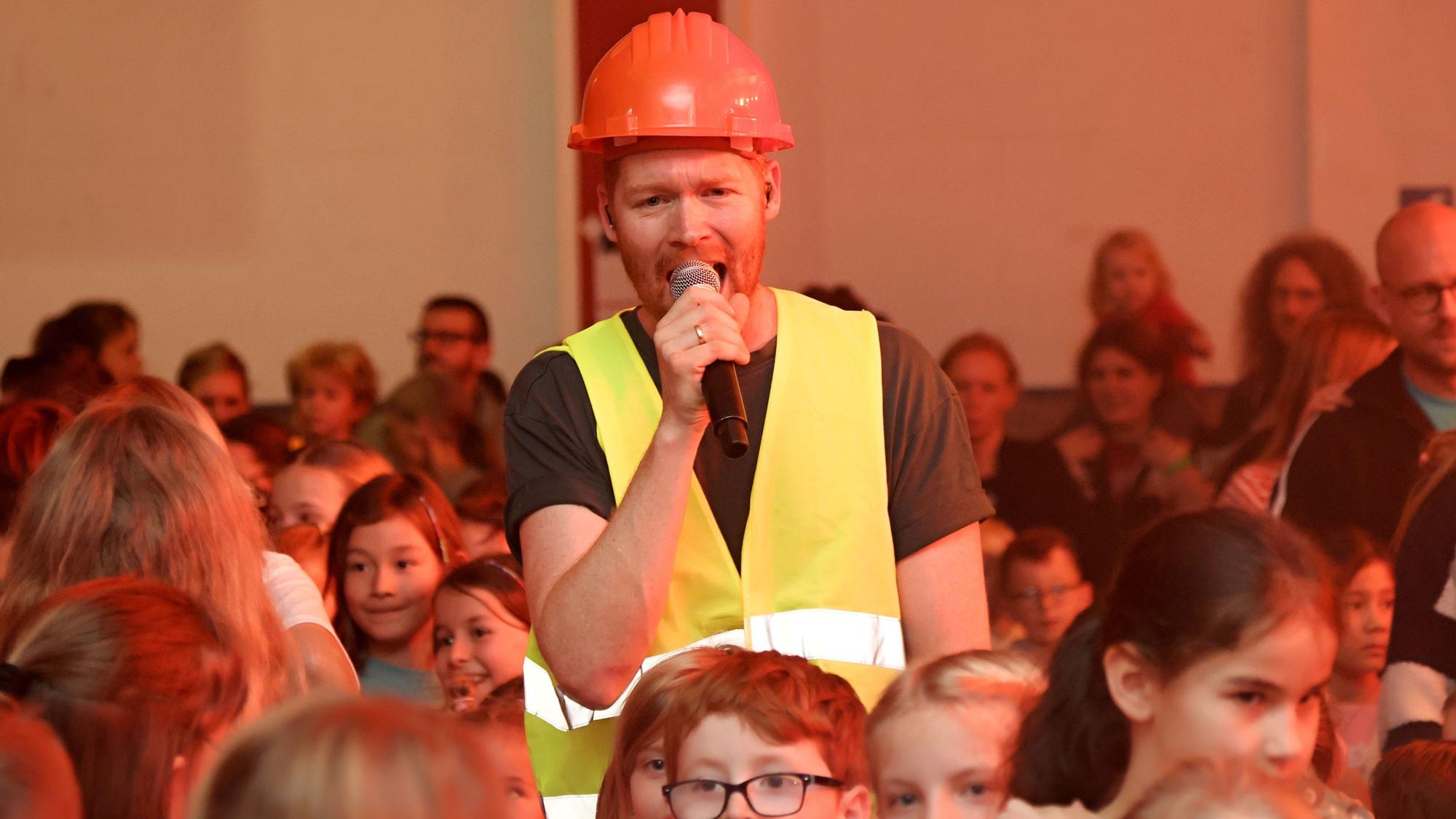 Miljö-Sänger Nils Schreiber im Bauarbeiter-Outfit.