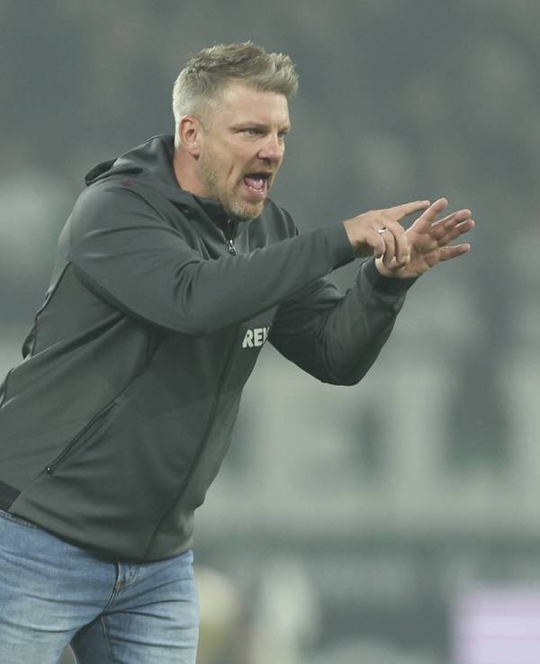 Lukas Kwasniok gibt beim Spiel des 1. FC Köln Anweisungen.