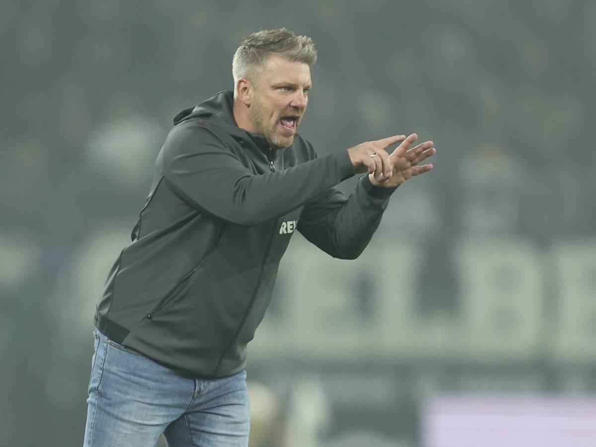 Lukas Kwasniok gibt beim Spiel des 1. FC Köln Anweisungen.