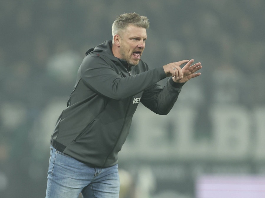 Lukas Kwasniok gibt beim Spiel des 1. FC Köln Anweisungen.