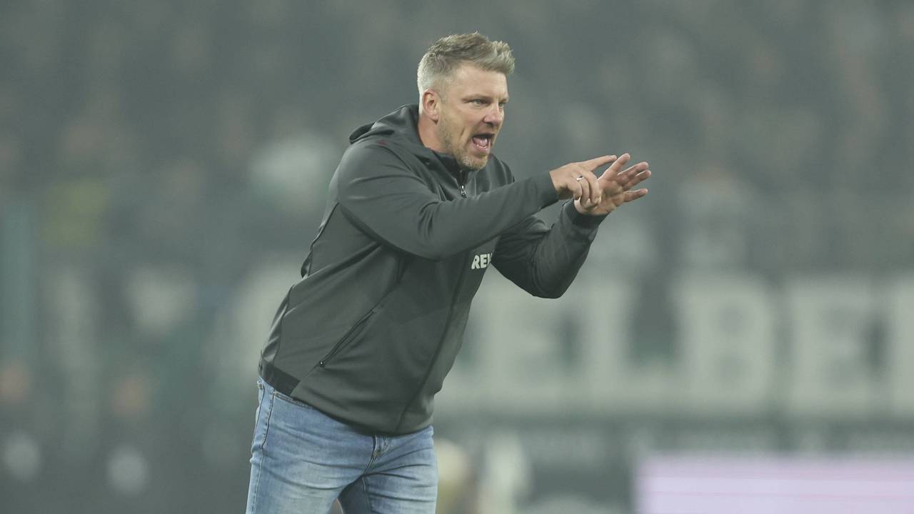 Lukas Kwasniok gibt beim Spiel des 1. FC Köln Anweisungen.