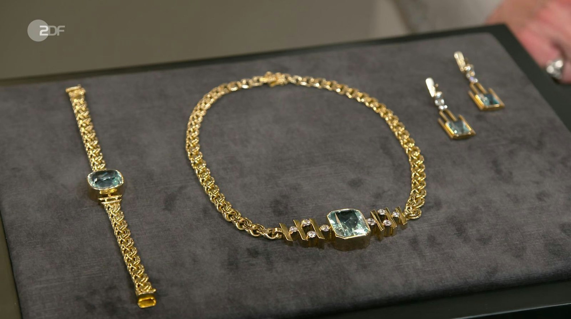 In den 1980er/90er Jahren ließ Peters Mutter eine Garibaldi-Kette und ein Garibaldi-Armband beim Goldschmied umarbeiten, weil sie ihr nicht mehr passten. (Bild: ZDF)