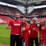 Die Funky Marys mit Dominic Maroh, Pierre Littbarski und Matthias Scherz im Stadion.