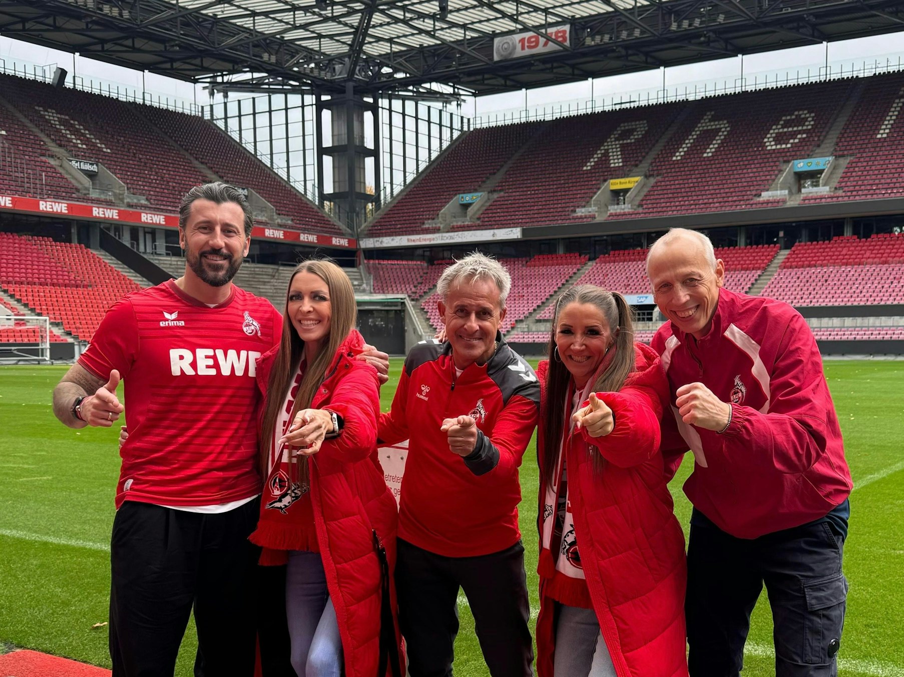 Die Funky Marys mit Dominic Maroh, Pierre Littbarski und Matthias Scherz im Stadion.