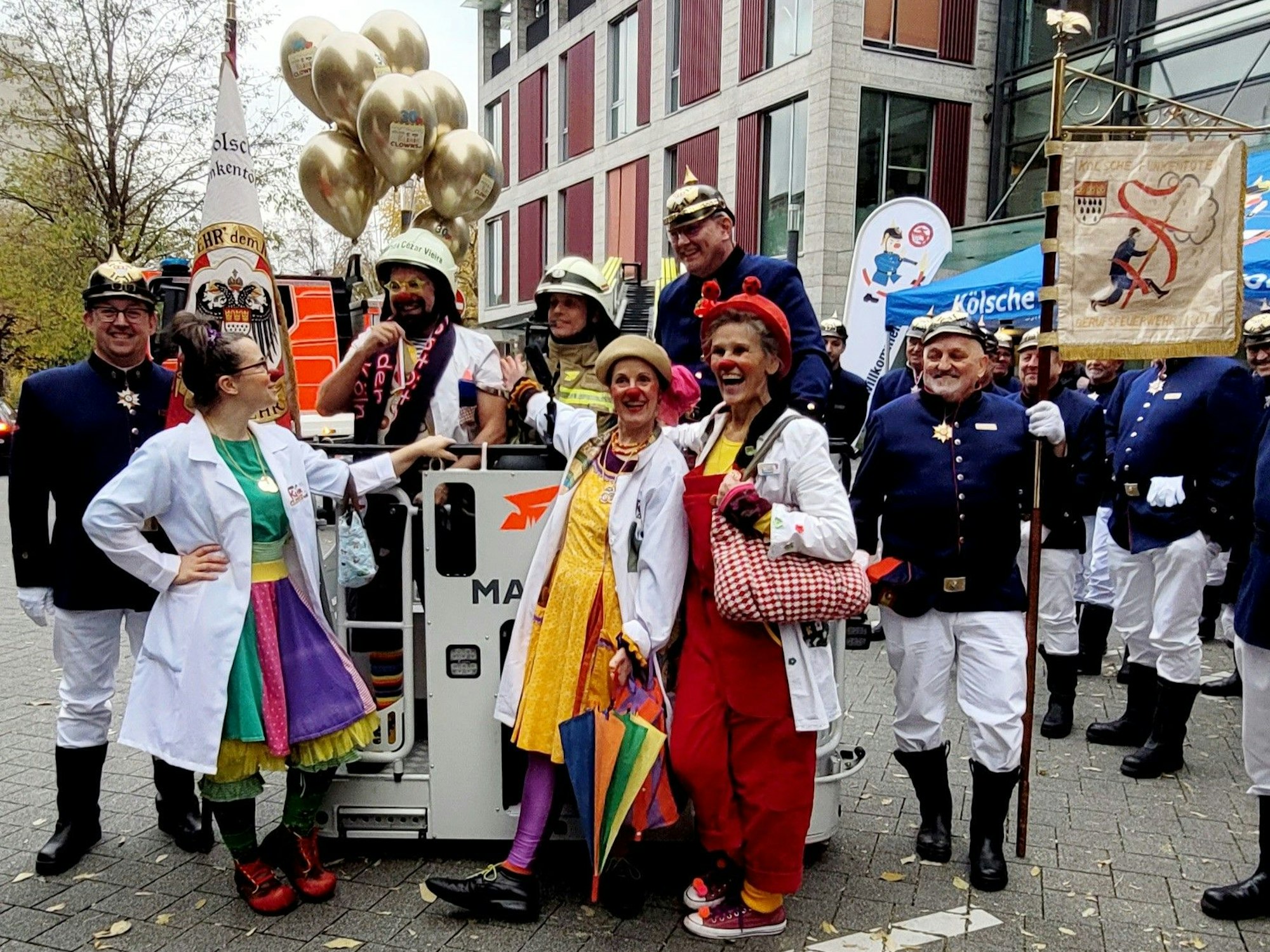 Die Kölner Klinik-Clowns stehen bei der Ehrung an der Drehleiter.