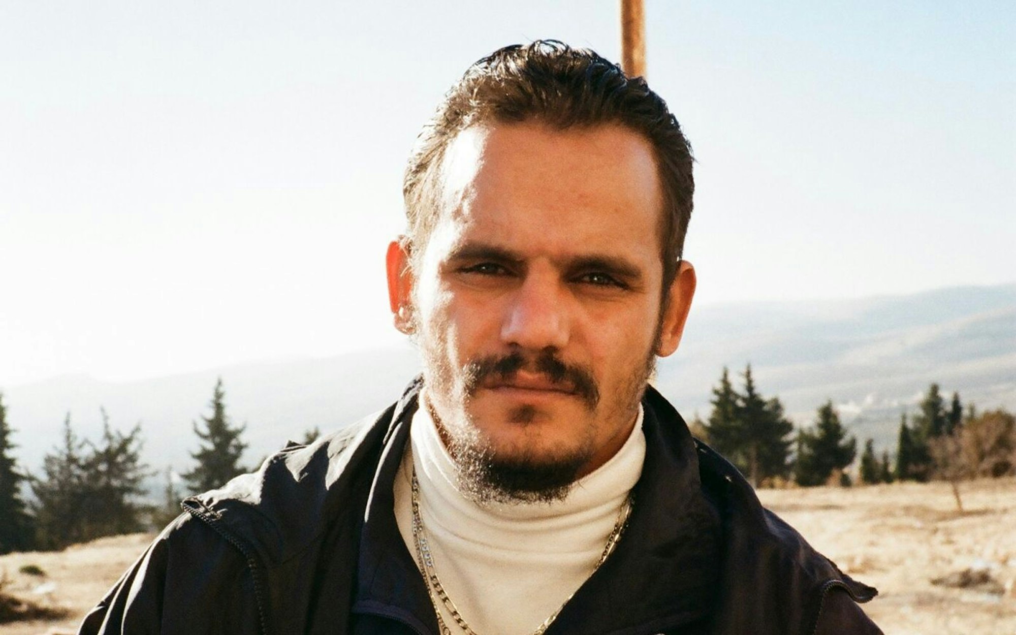 Der Syrer Karim erlebte in mehreren Gefängnissen Folter, Erniedrigung und Tod - und das über Jahre hinweg. (Bild: Joyn)