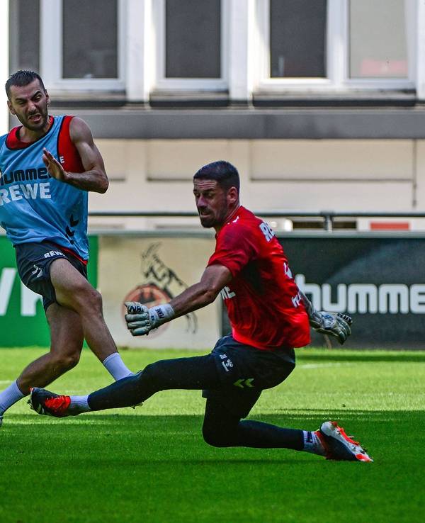 Sargis Adamyan schießt einen Ball an Philipp Pentke vorbei.