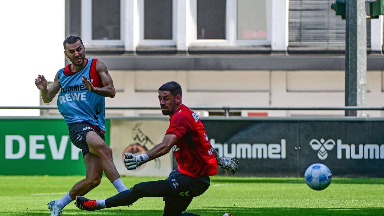 Sargis Adamyan schießt einen Ball an Philipp Pentke vorbei.