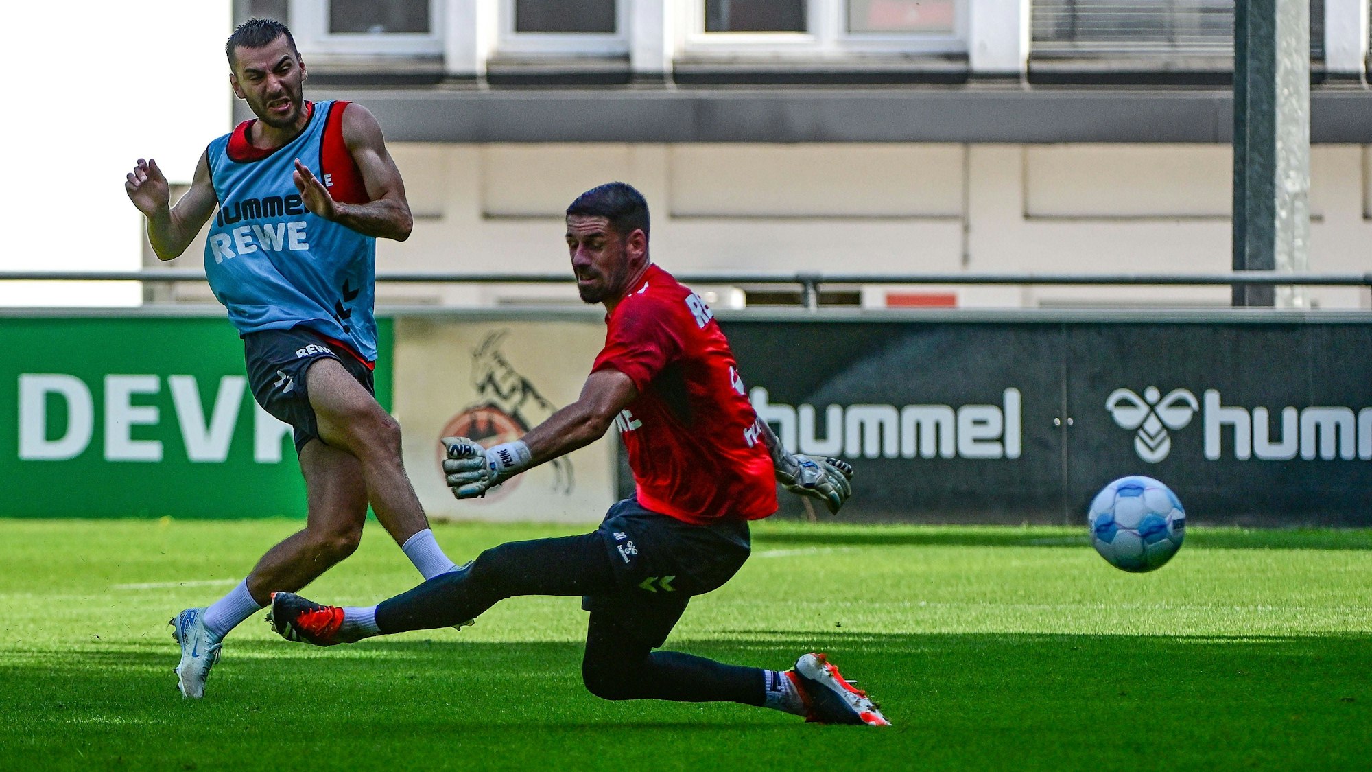 Sargis Adamyan schießt einen Ball an Philipp Pentke vorbei.