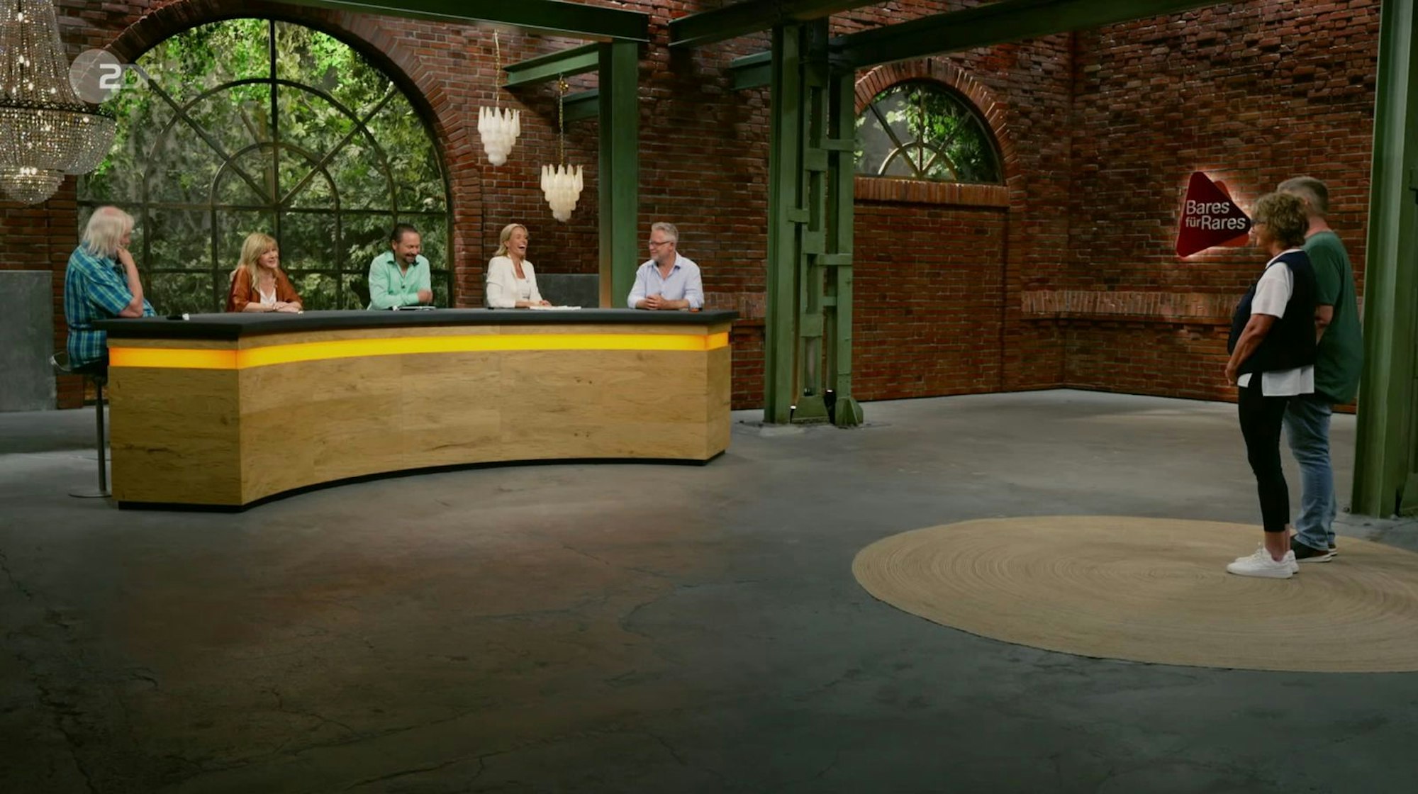 „Ui, ui, ui“, prustete Jan Čížek, als Elke Velten das edle Set aus „handgefertigten Schmuckstücken“ genauer unter die Lupe nahm. (Bild: ZDF)