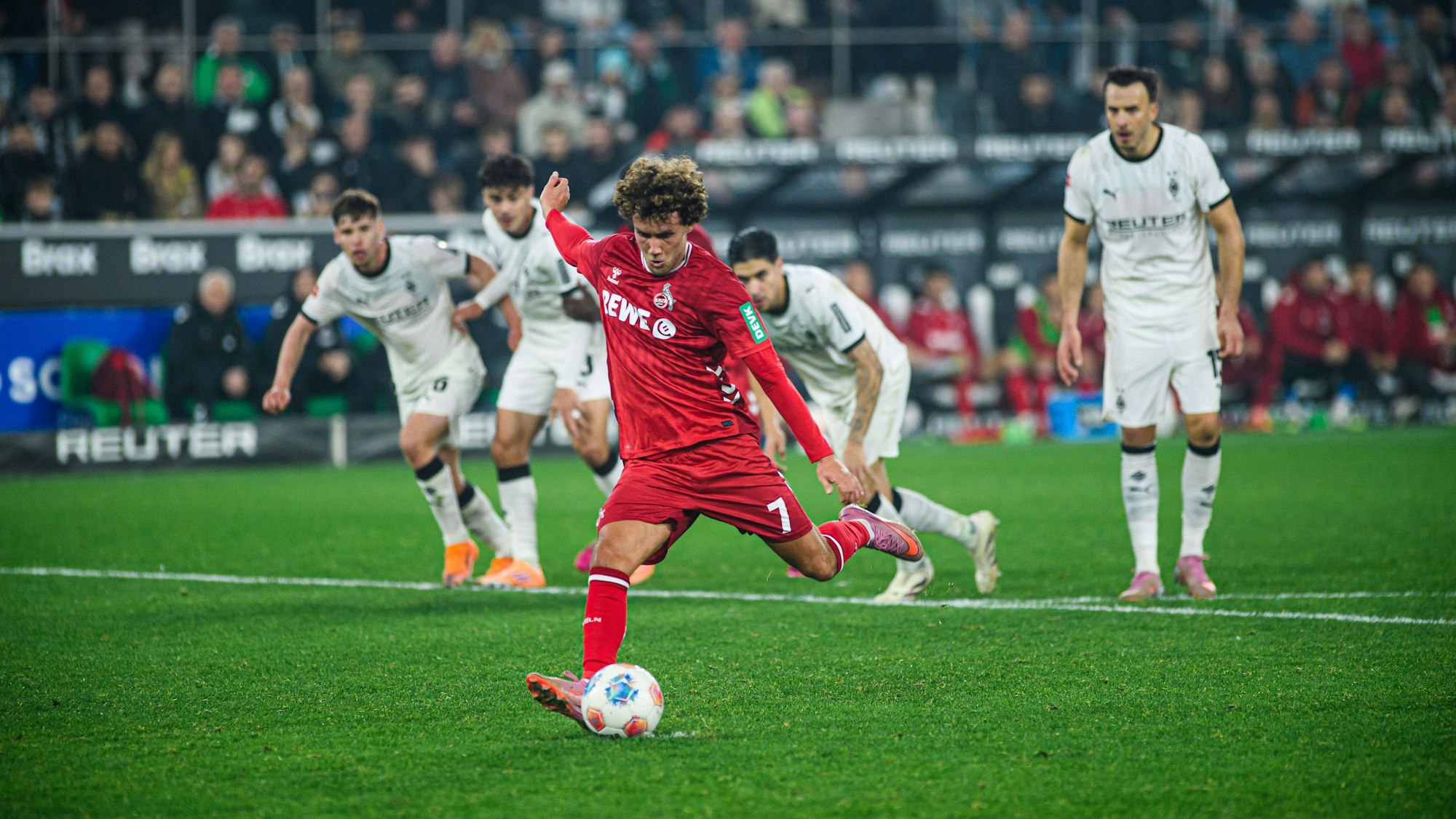 Luca Waldschmidt trifft per Elfmeter für den 1. FC Köln.