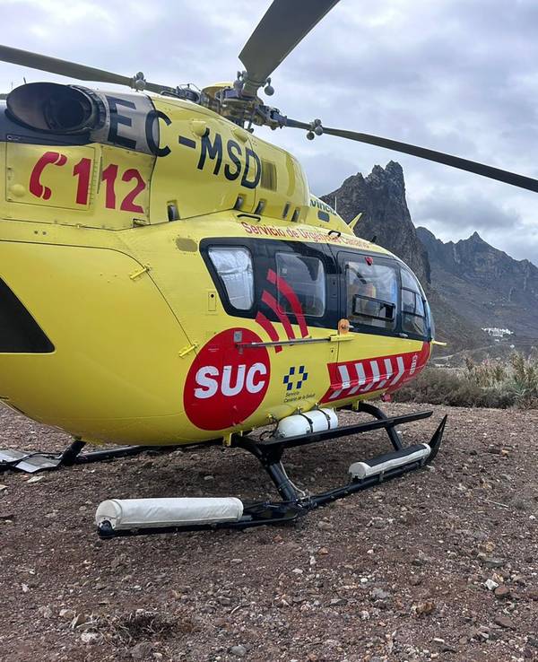 Ein Helikopter von dem kanarischen Rettungsdienst (SUC) steht in der Nähe vom Strand von Roque de Las Bodegas.