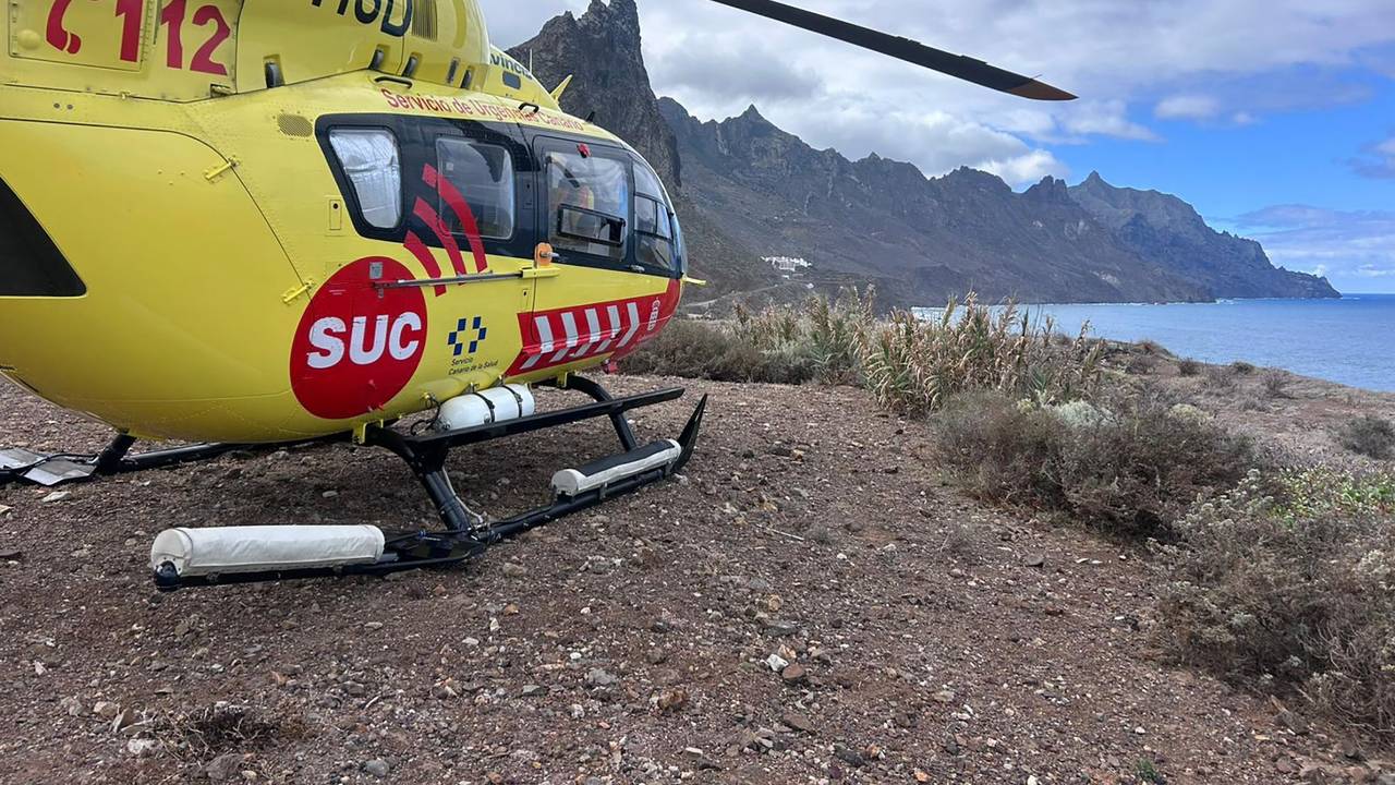 Ein Helikopter von dem kanarischen Rettungsdienst (SUC) steht in der Nähe vom Strand von Roque de Las Bodegas.