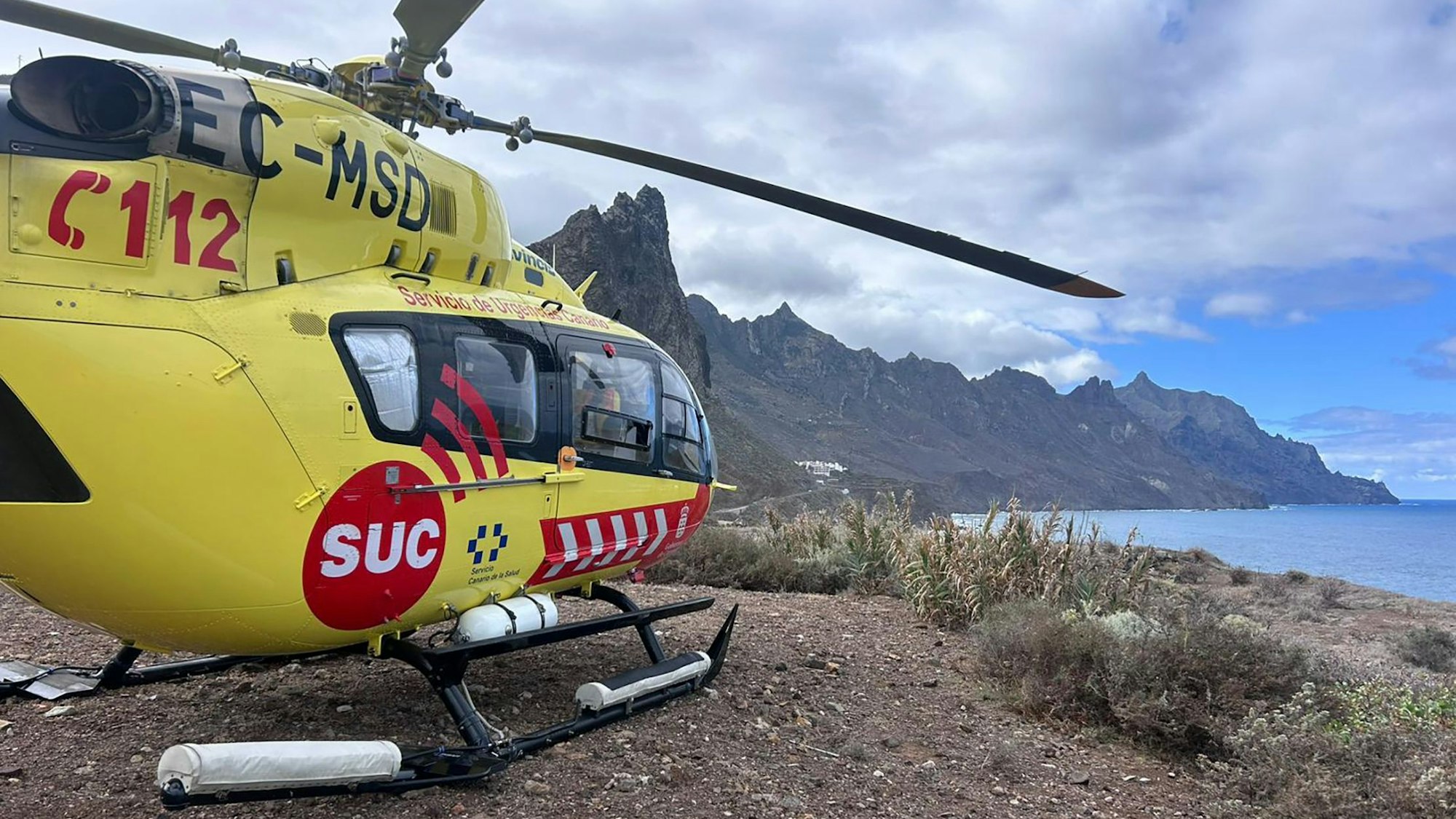 Ein Helikopter von dem kanarischen Rettungsdienst (SUC) steht in der Nähe vom Strand von Roque de Las Bodegas.
