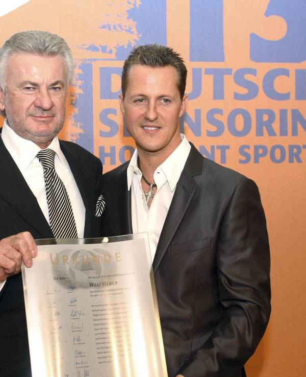 Willi Weber bei einer Preisverleihung neben Michael Schumacher.
