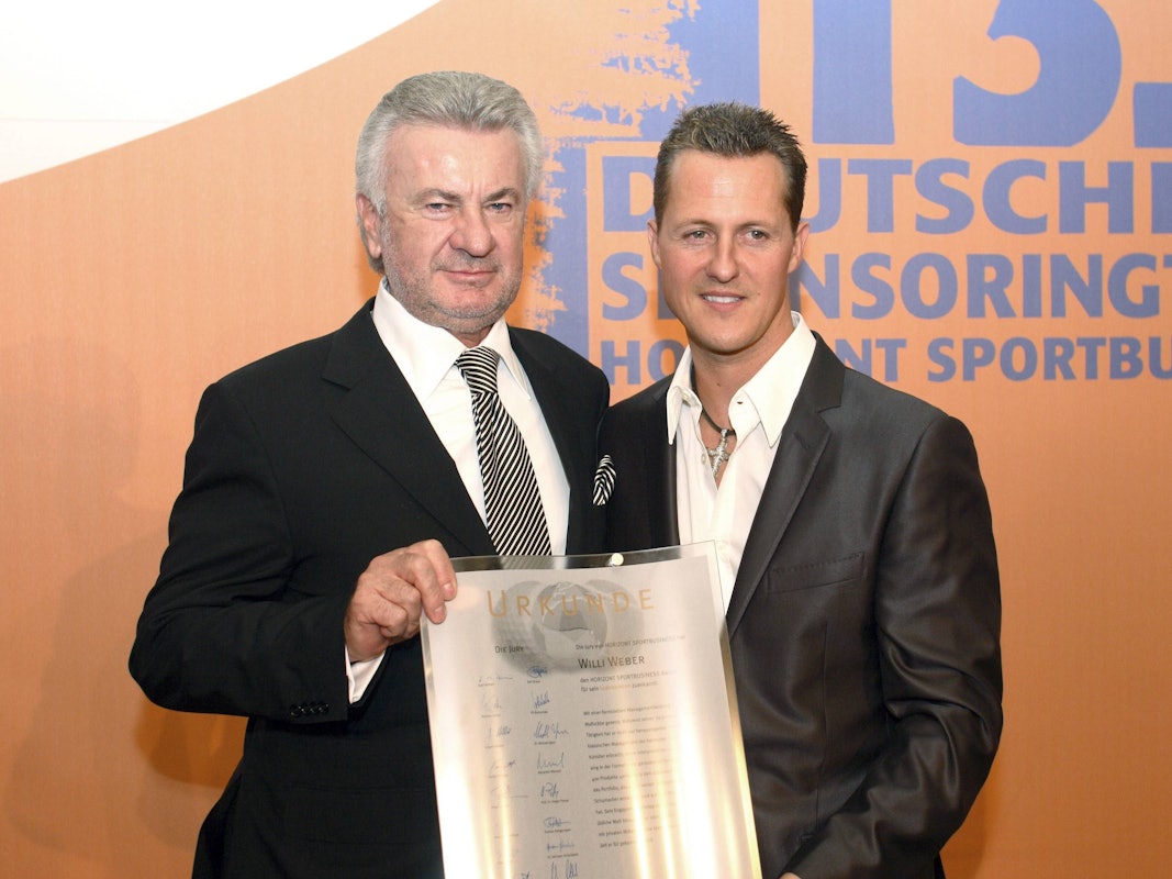 Willi Weber bei einer Preisverleihung neben Michael Schumacher.