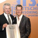 Willi Weber bei einer Preisverleihung an der Seite von Michael Schumacher.