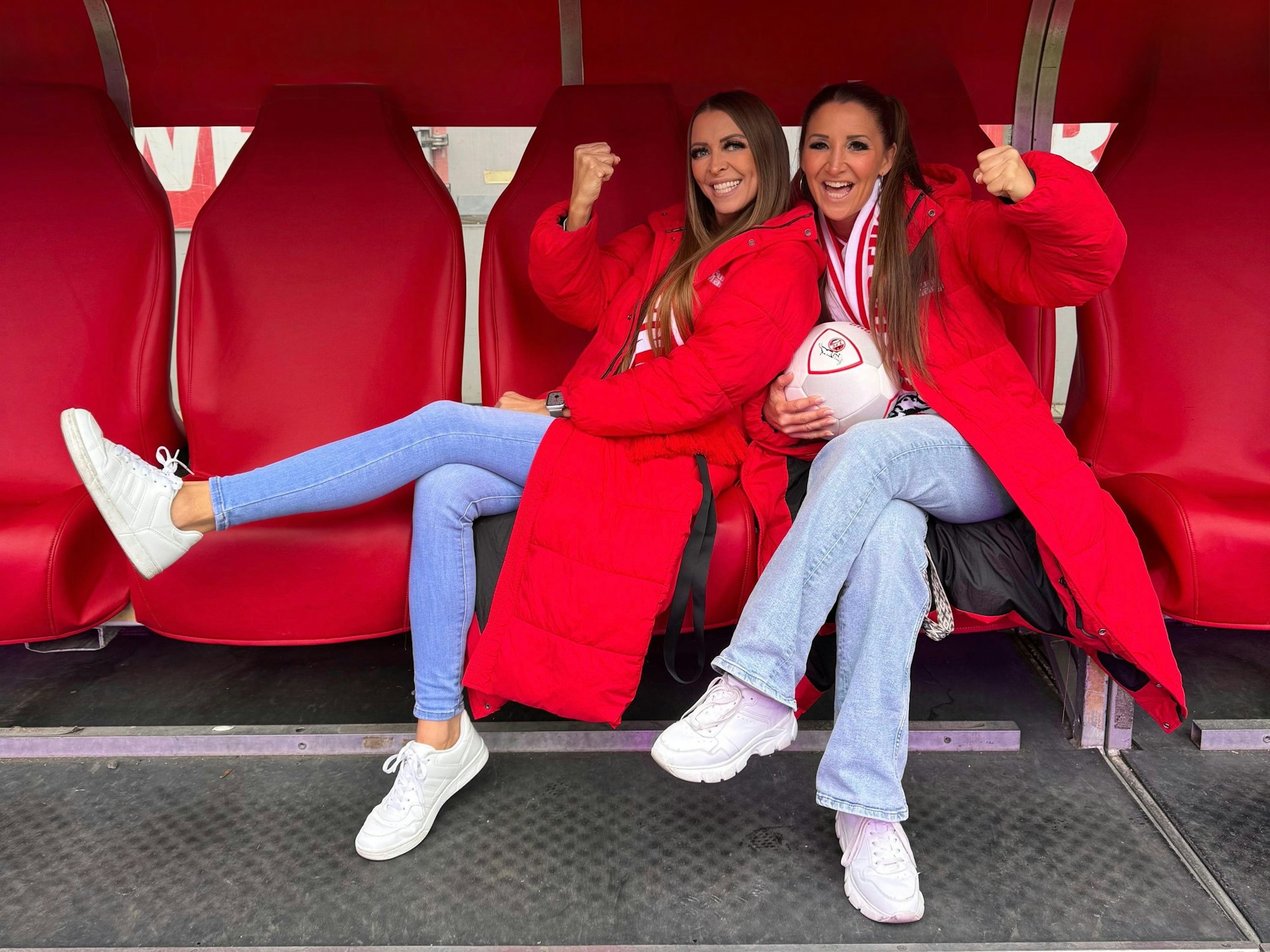 Yvonne (l.) und Andrea Schönenborn auf der FC-Bank.