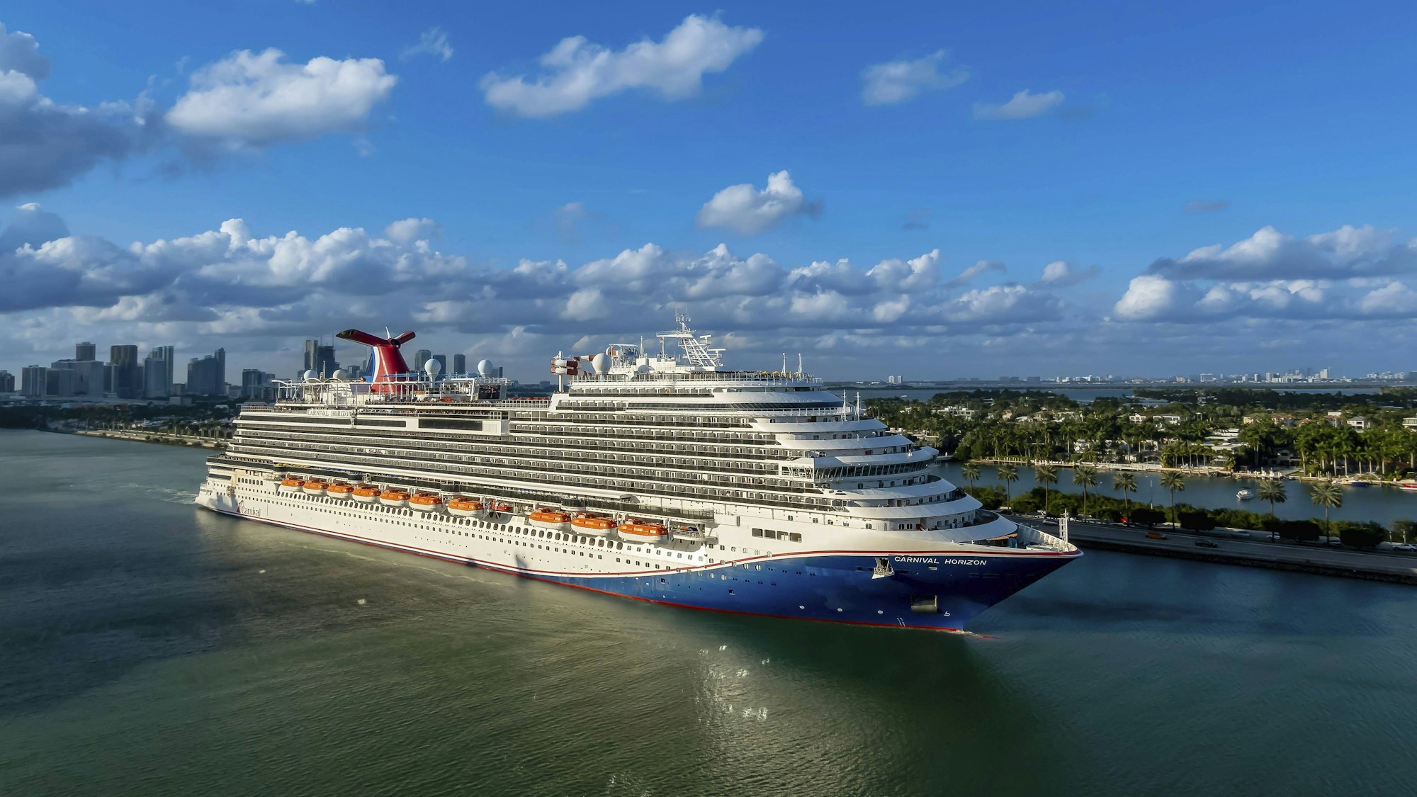 Die Carnival Horizon sticht von Miami aus zu einer einwöchigen Karibik Kreuzfahrt in See.