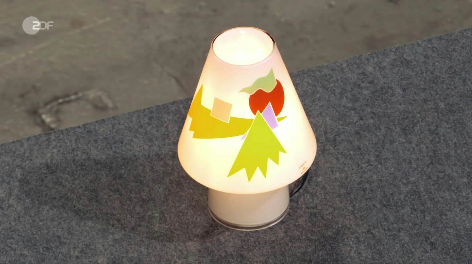 Eine kleine Tischlampe des italienischen Designers Alessandro Mendini (“Sidecar“, 1993 für Artemide entworfen) schätzte Sven Deutschmanek auf 120 bis 150 Euro. (Bild: ZDF)
