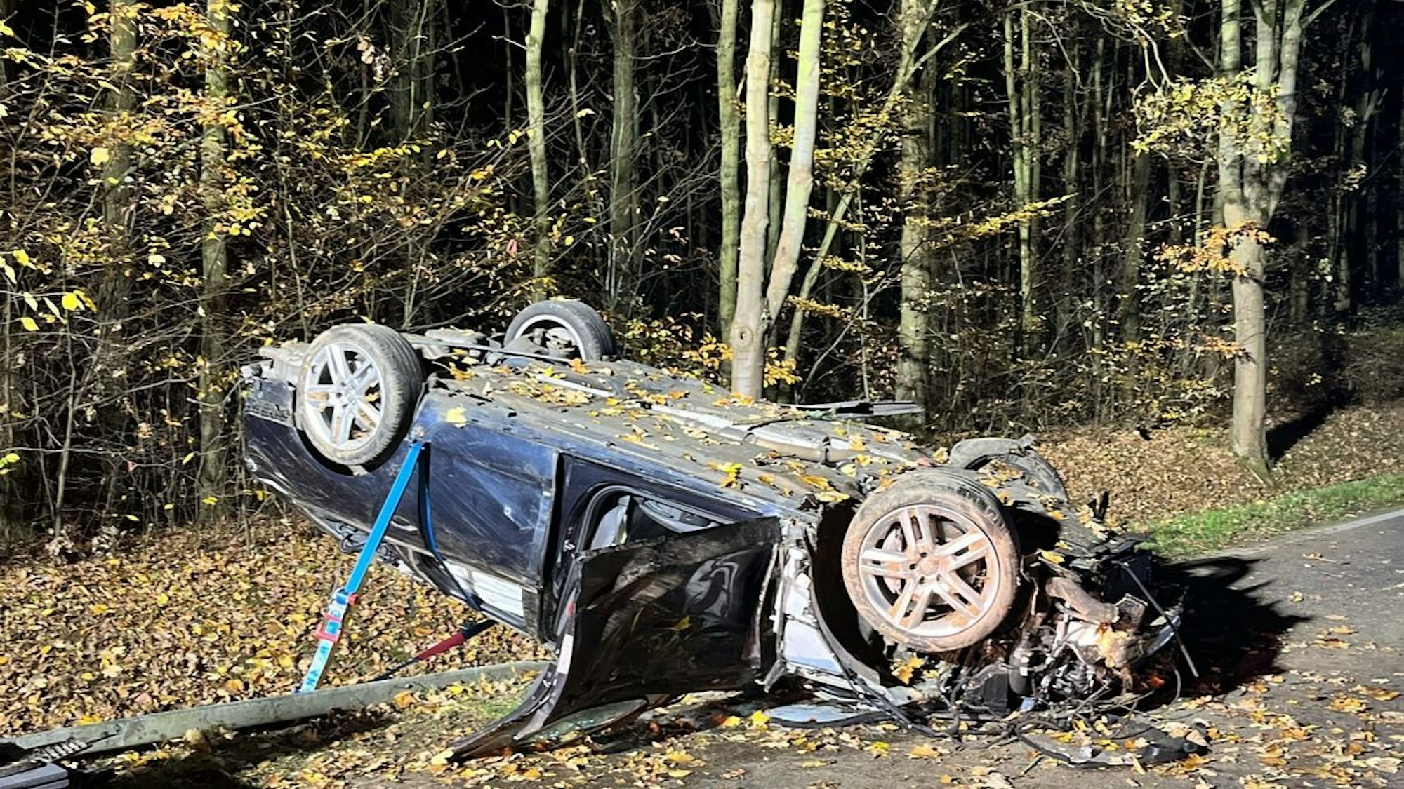 Ein Auto liegt nach einem Unfall auf dem Dach.