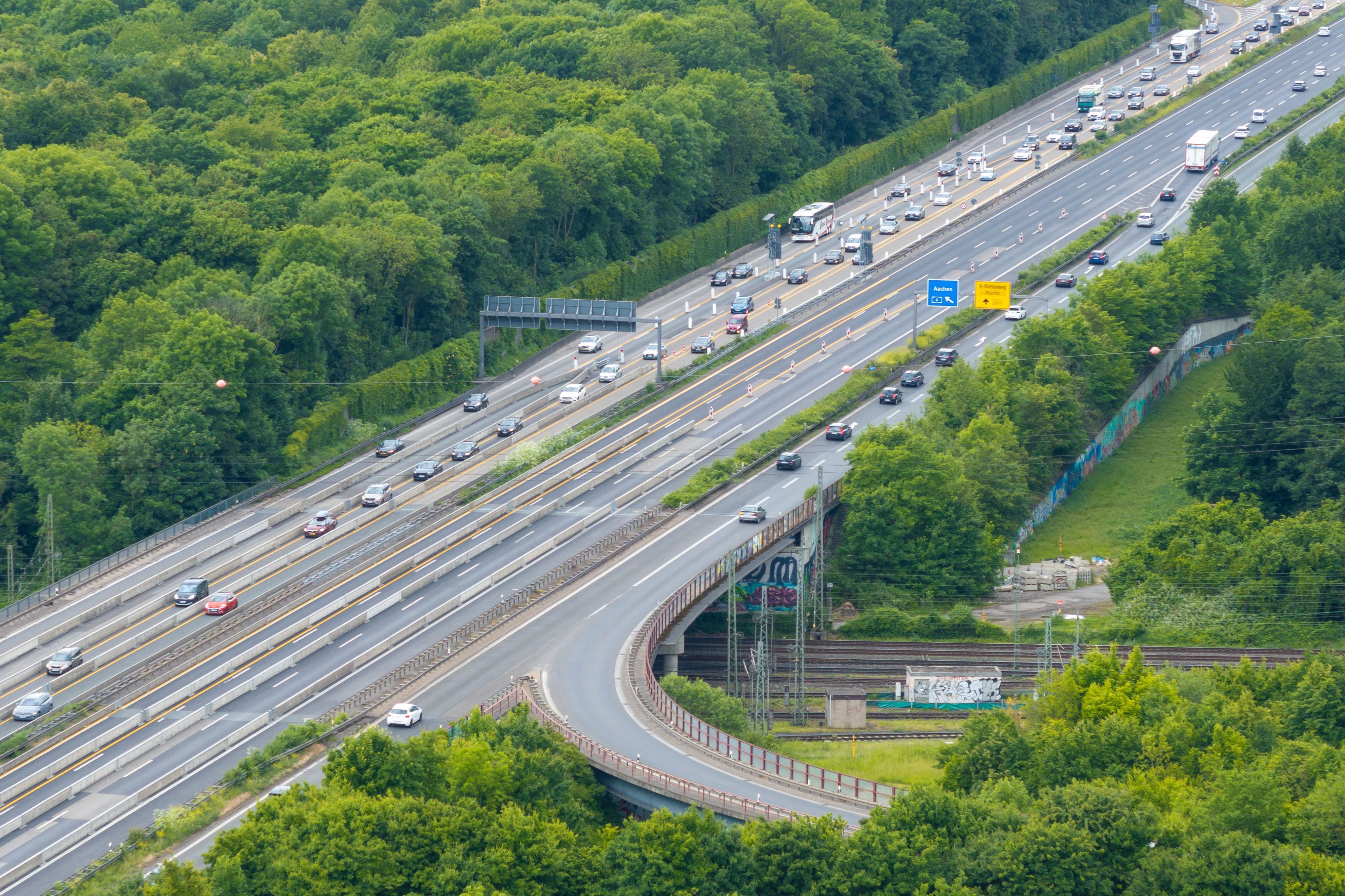 29.05.2025, Köln: Blick auf die Anschlußstelle Eifeltor an der A4. Die Autobahn GmbH verändert die Verkehrsführung im Bereich der Brücke Eifeltor. Nachdem es dort in den letzten Wochen zu mehreren LKW-Unfällen gekommen ist, werden die Fahrspuren umgebaut. Luftbild mit Drohne. Foto: Uwe Weiser