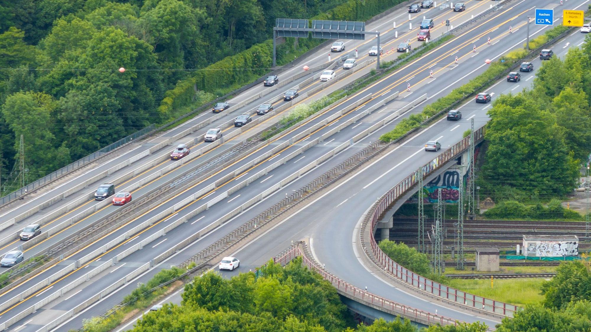 29.05.2025, Köln: Blick auf die Anschlußstelle Eifeltor an der A4. Die Autobahn GmbH verändert die Verkehrsführung im Bereich der Brücke Eifeltor. Nachdem es dort in den letzten Wochen zu mehreren LKW-Unfällen gekommen ist, werden die Fahrspuren umgebaut. Luftbild mit Drohne. Foto: Uwe Weiser