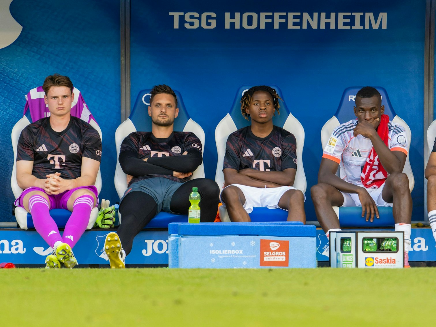 Die Spieler des FC Bayern sitzen auf der Auswechselbank.