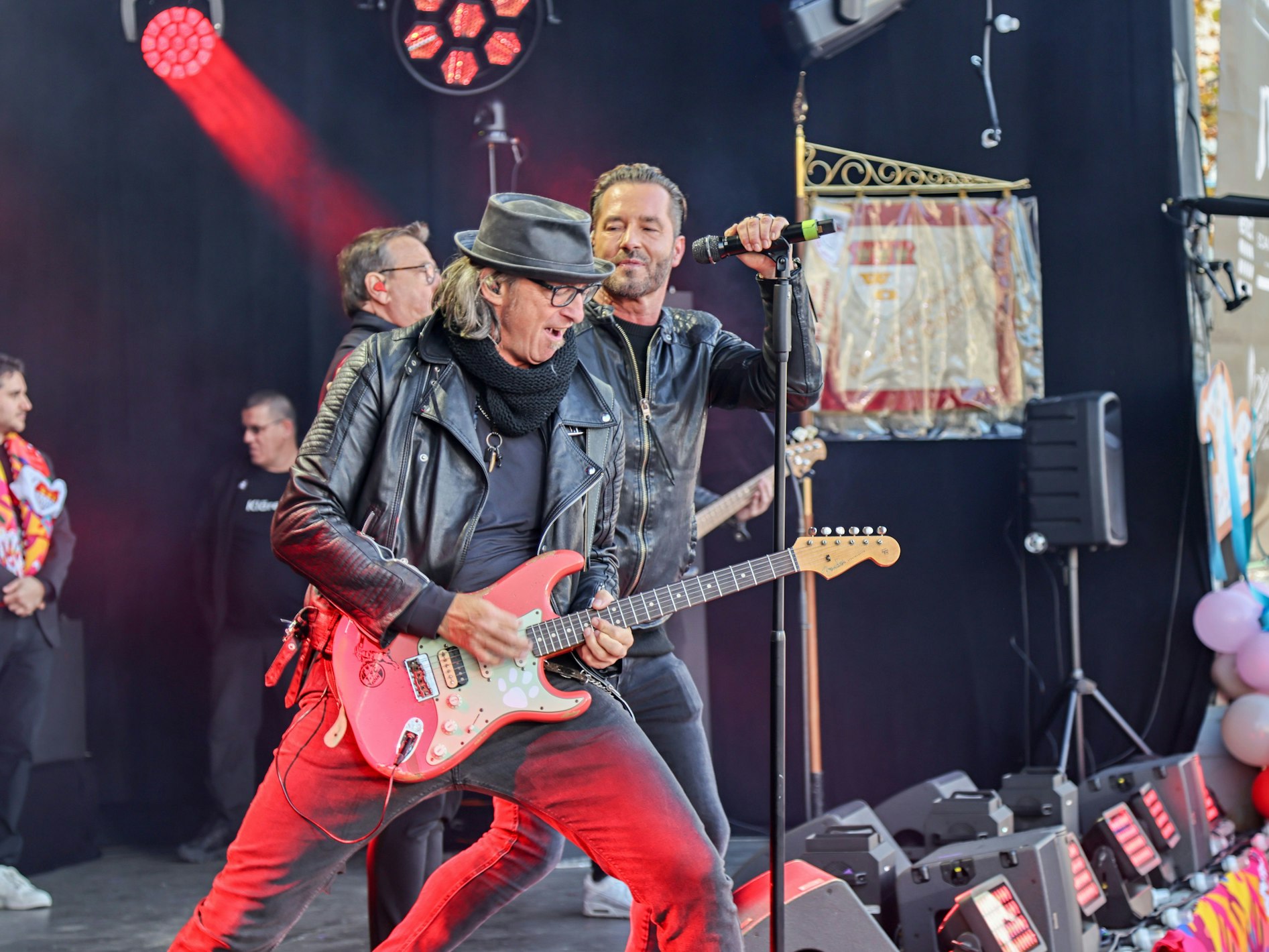 Die Räuber beim Auftritt auf dem Heumarkt,