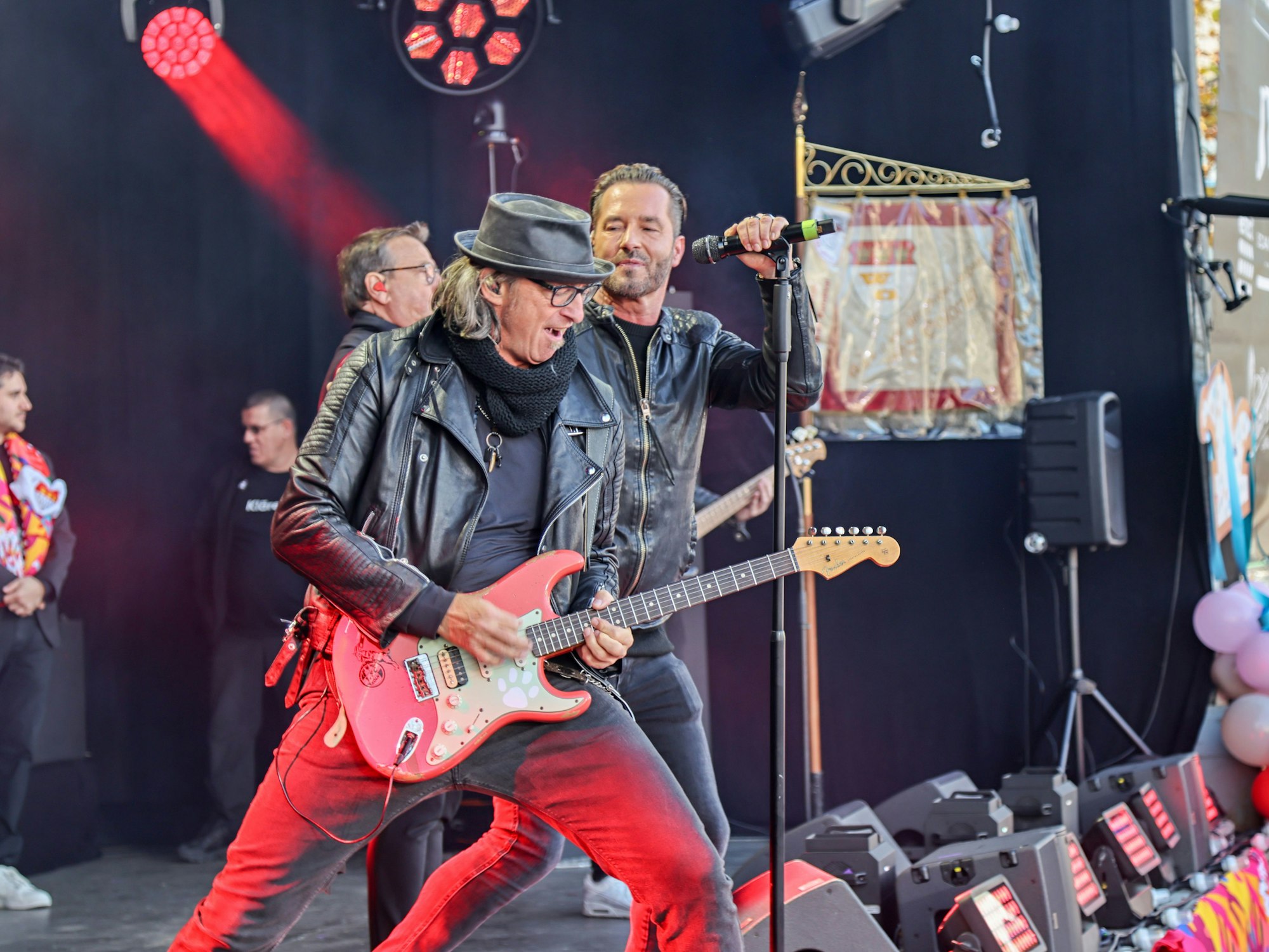 Die Räuber beim Auftritt auf dem Heumarkt,