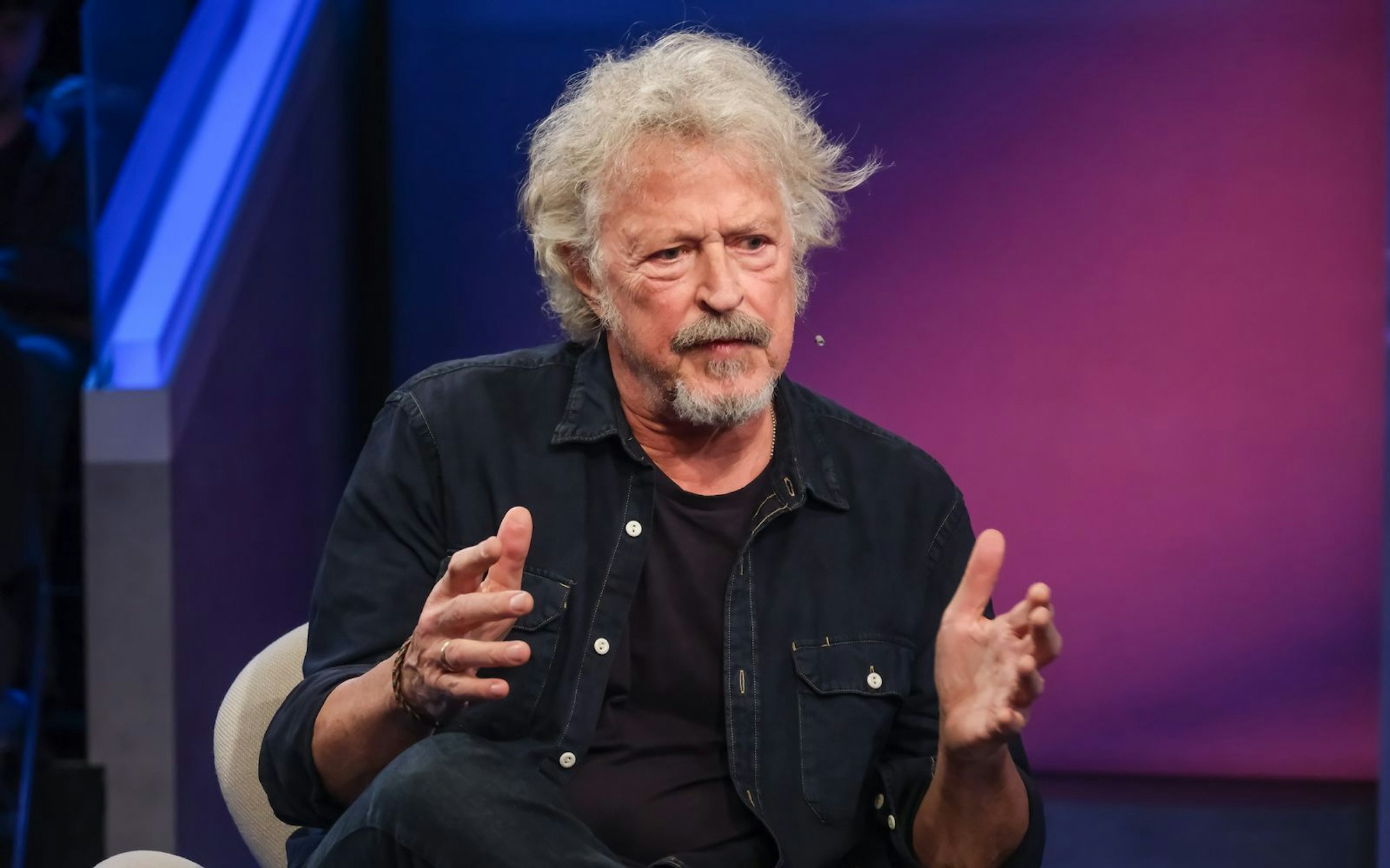 Noch immer meinungsstark: Wolfgang Niedecken kritisierte im ARD-Talk „Maischberger“ die AfD. Man müsse „mit allen demokratischen Mitteln versuchen, diese Partei zu verhindern“, erklärte der BAP-Sänger. (Bild: WDR/Oliver Ziebe)