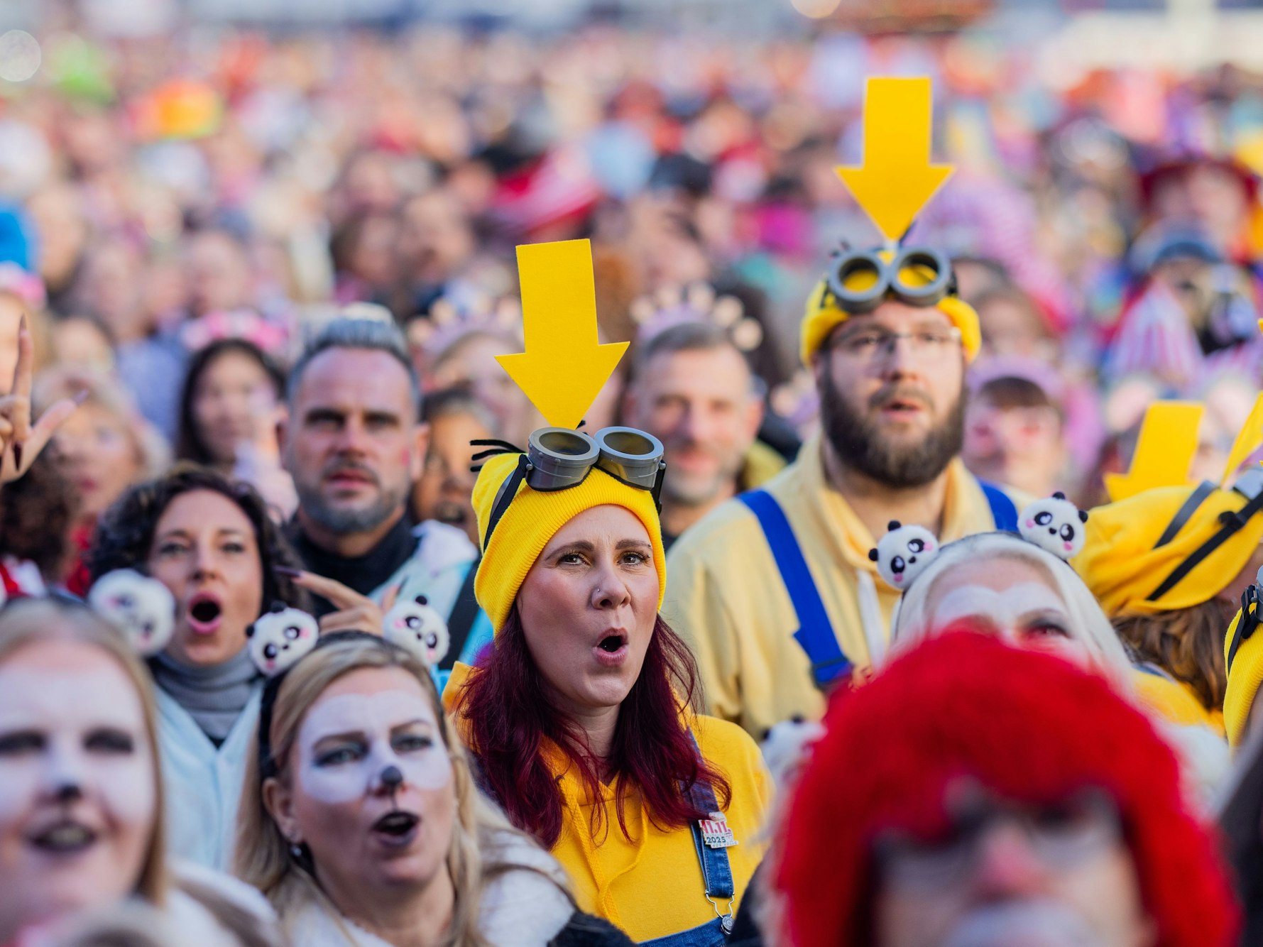 Auf dem Heumarkt feiern sich die Jecken schon einmal warm.
